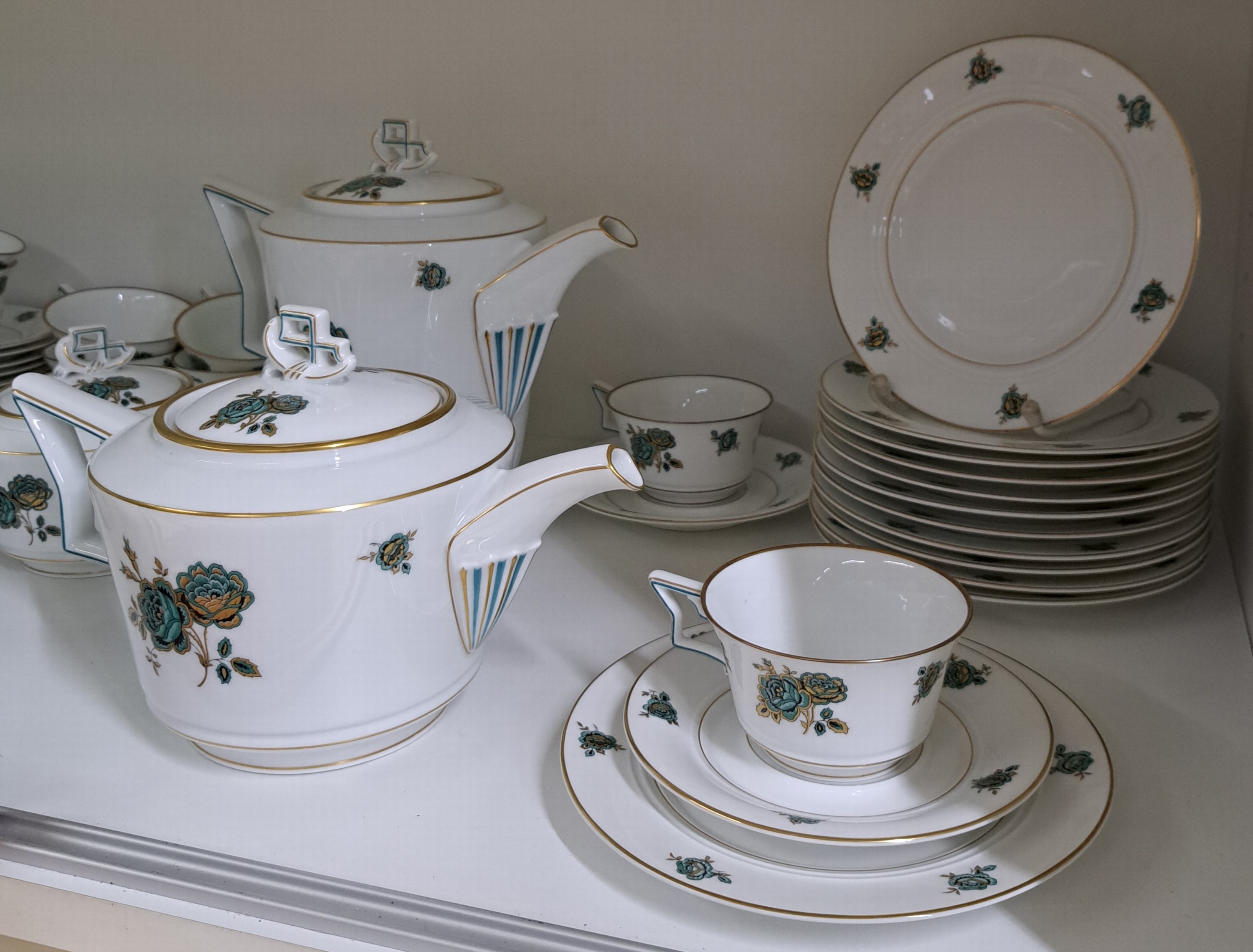 Detail v: Service, Rosenthal, Selb Bavaria, grüner Rosendekor, Goldstaffage, Kaffeekanne, Teekanne, Zuckerdose, Sahnegiesser, 12 Teetassen mit Untertassen, 12 ...