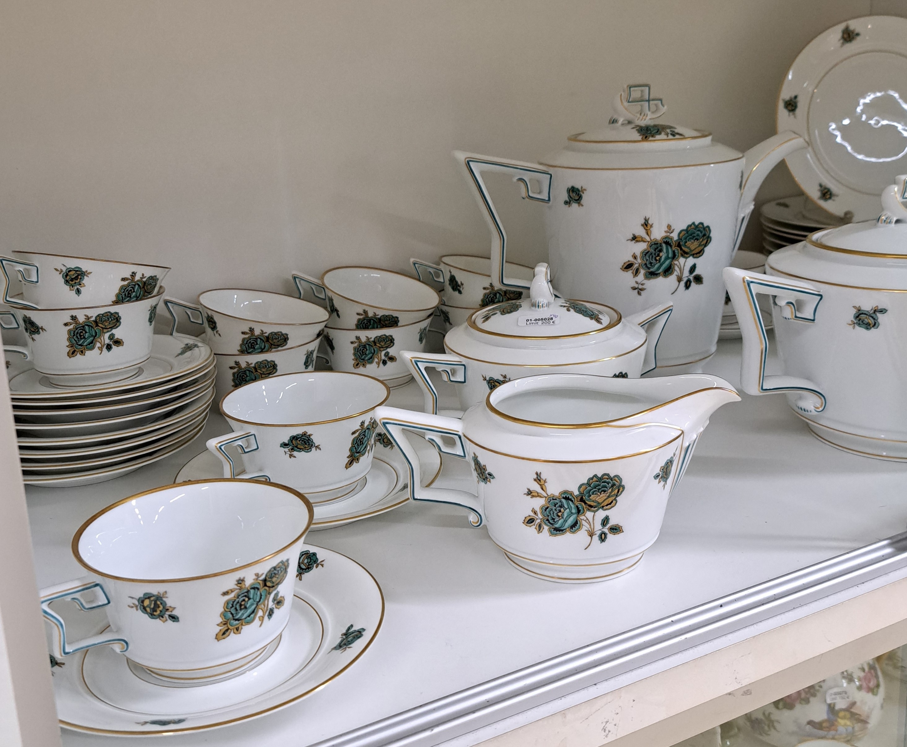 Detail w: Service, Rosenthal, Selb Bavaria, grüner Rosendekor, Goldstaffage, Kaffeekanne, Teekanne, Zuckerdose, Sahnegiesser, 12 Teetassen mit Untertassen, 12 ...