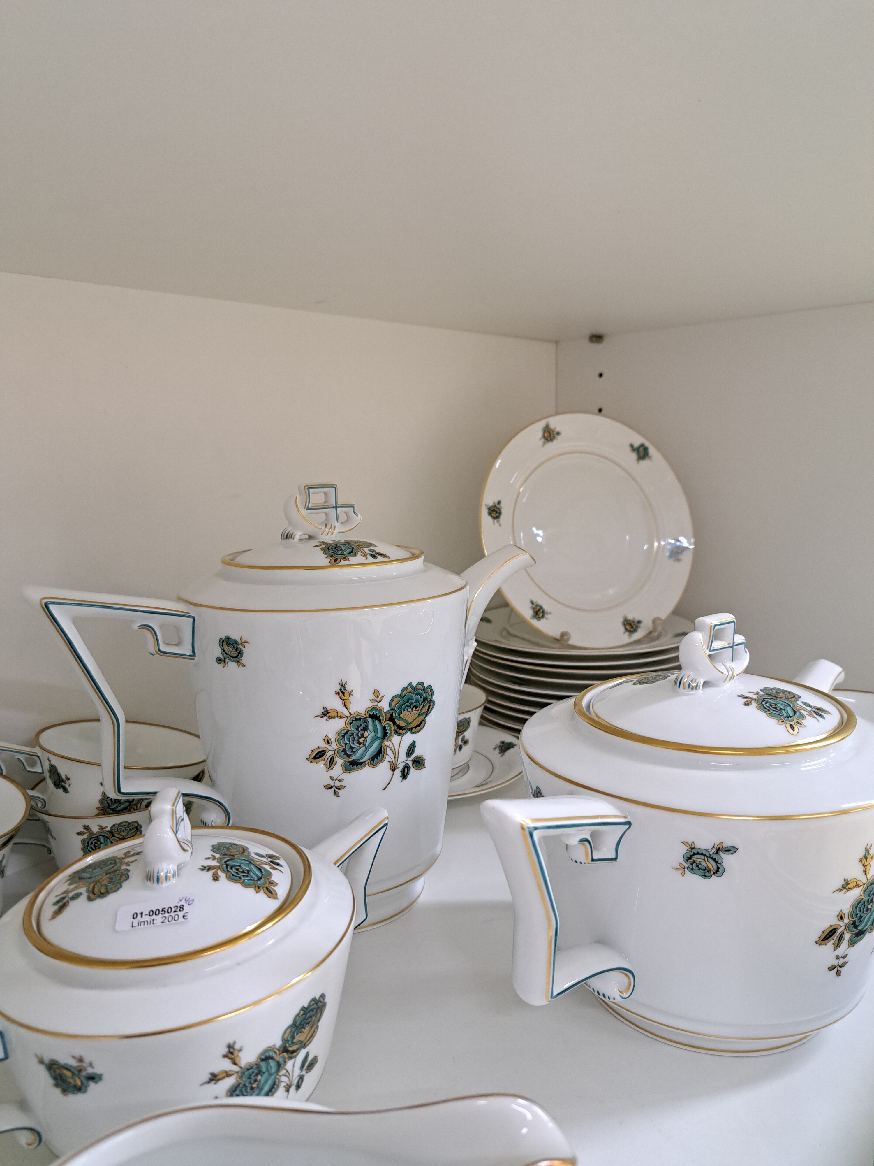 Detail x: Service, Rosenthal, Selb Bavaria, grüner Rosendekor, Goldstaffage, Kaffeekanne, Teekanne, Zuckerdose, Sahnegiesser, 12 Teetassen mit Untertassen, 12 ...