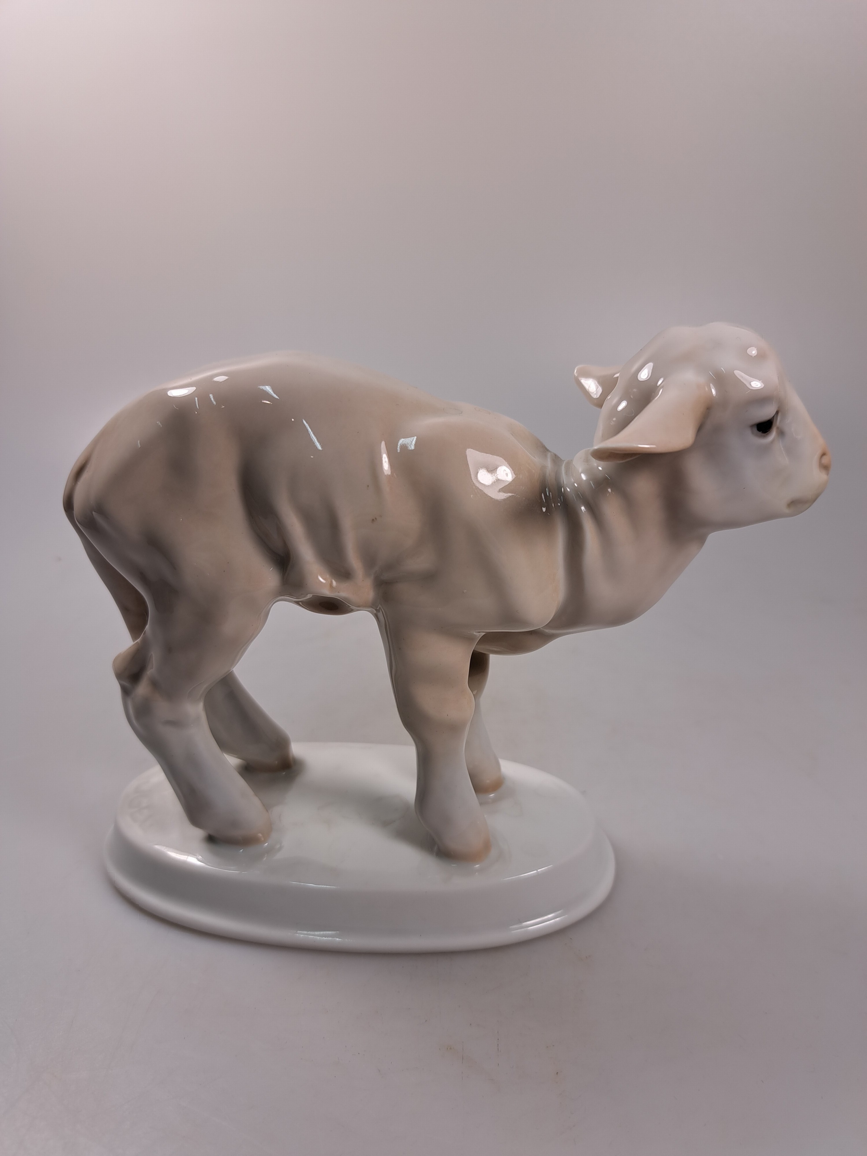 Detail a: Zwei Porzellanfiguren, erste Hälfte 20. Jh., Rosenthal, Lamm, Unterglasurbemalung, K 67, ca. 15 x 18 cm, grasendes Lama, Bing und Gröndahl, ...