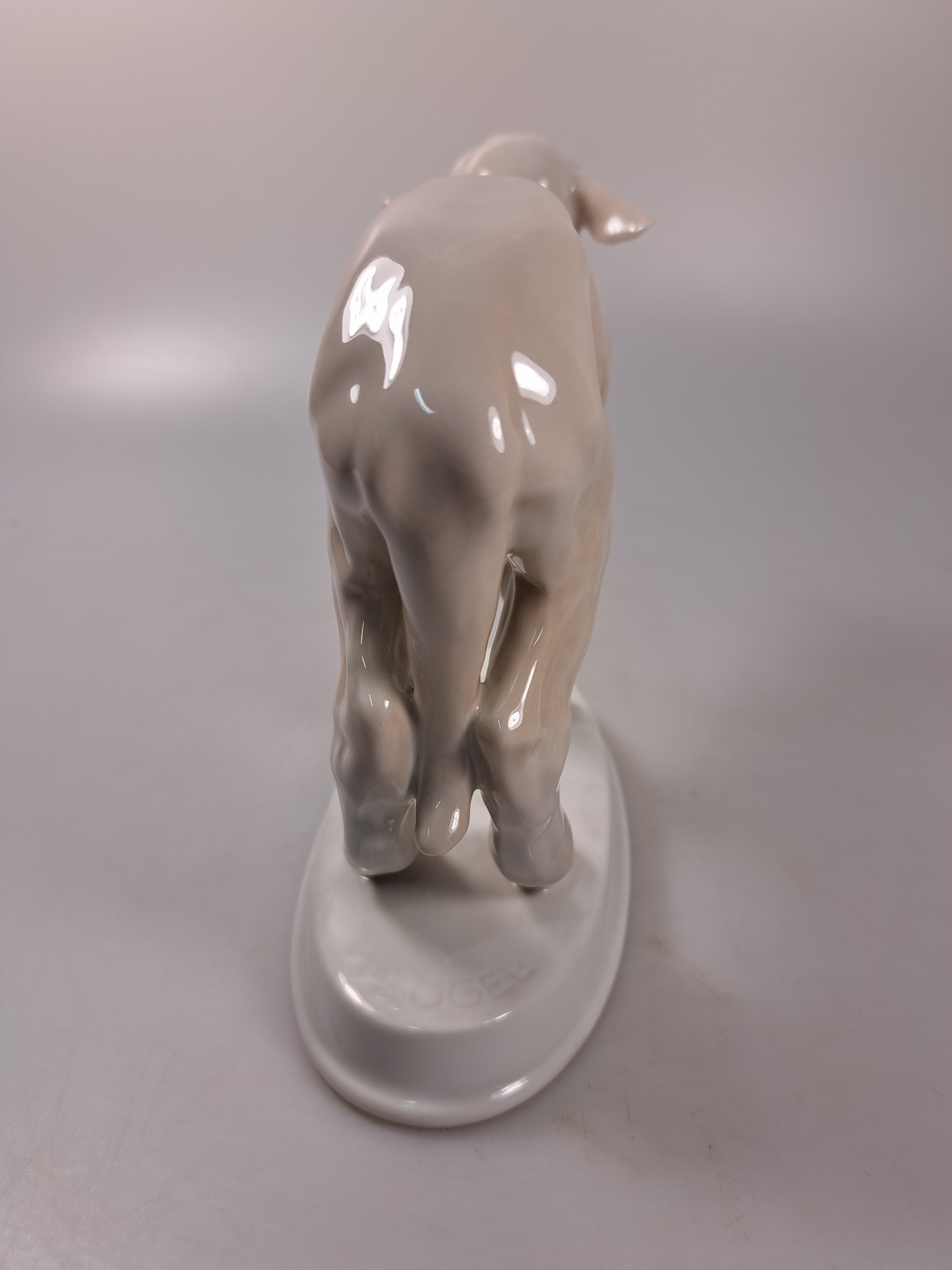 Detail b: Zwei Porzellanfiguren, erste Hälfte 20. Jh., Rosenthal, Lamm, Unterglasurbemalung, K 67, ca. 15 x 18 cm, grasendes Lama, Bing und Gröndahl, ...