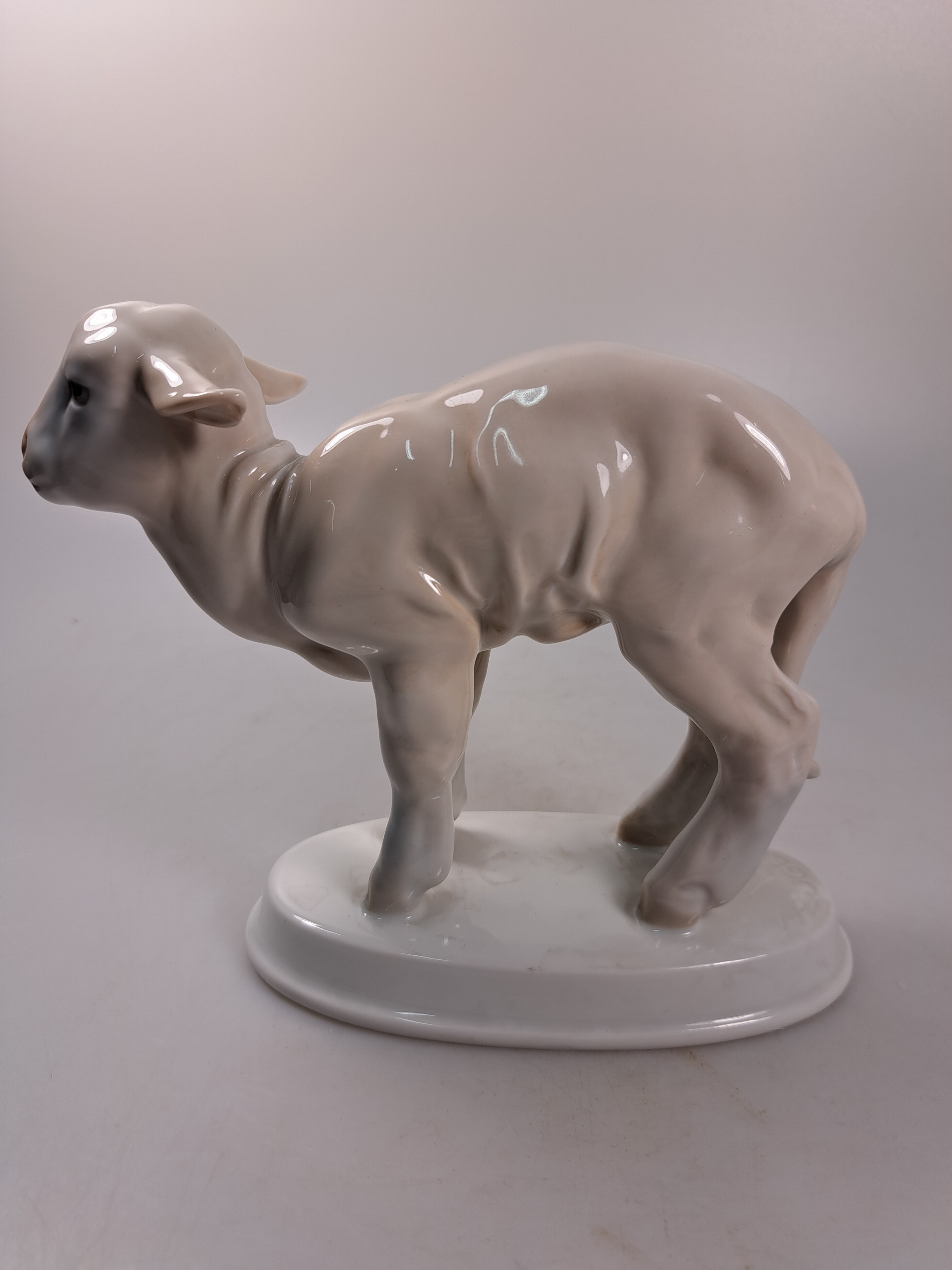 Detail c: Zwei Porzellanfiguren, erste Hälfte 20. Jh., Rosenthal, Lamm, Unterglasurbemalung, K 67, ca. 15 x 18 cm, grasendes Lama, Bing und Gröndahl, ...