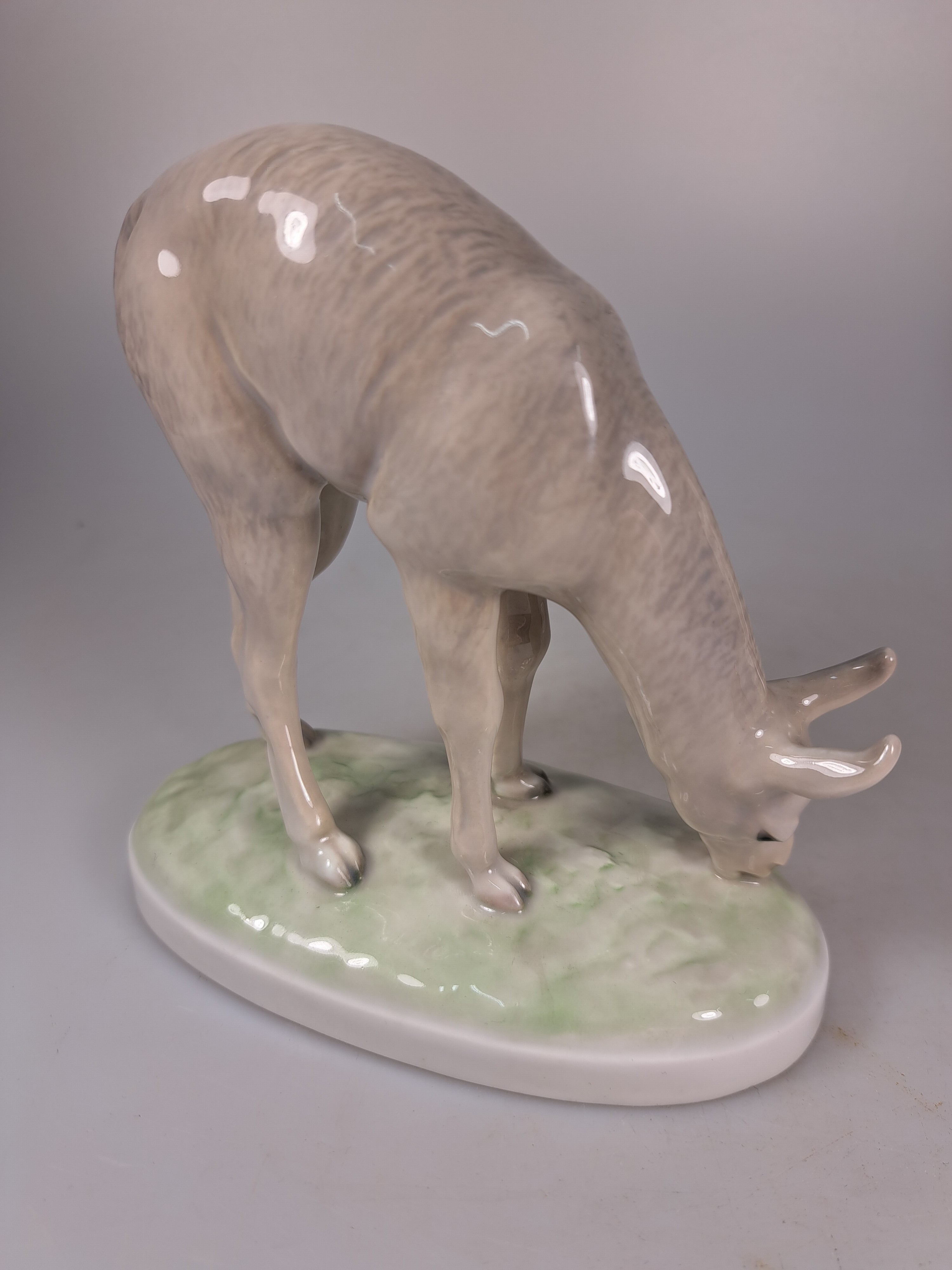 Detail j: Zwei Porzellanfiguren, erste Hälfte 20. Jh., Rosenthal, Lamm, Unterglasurbemalung, K 67, ca. 15 x 18 cm, grasendes Lama, Bing und Gröndahl, ...