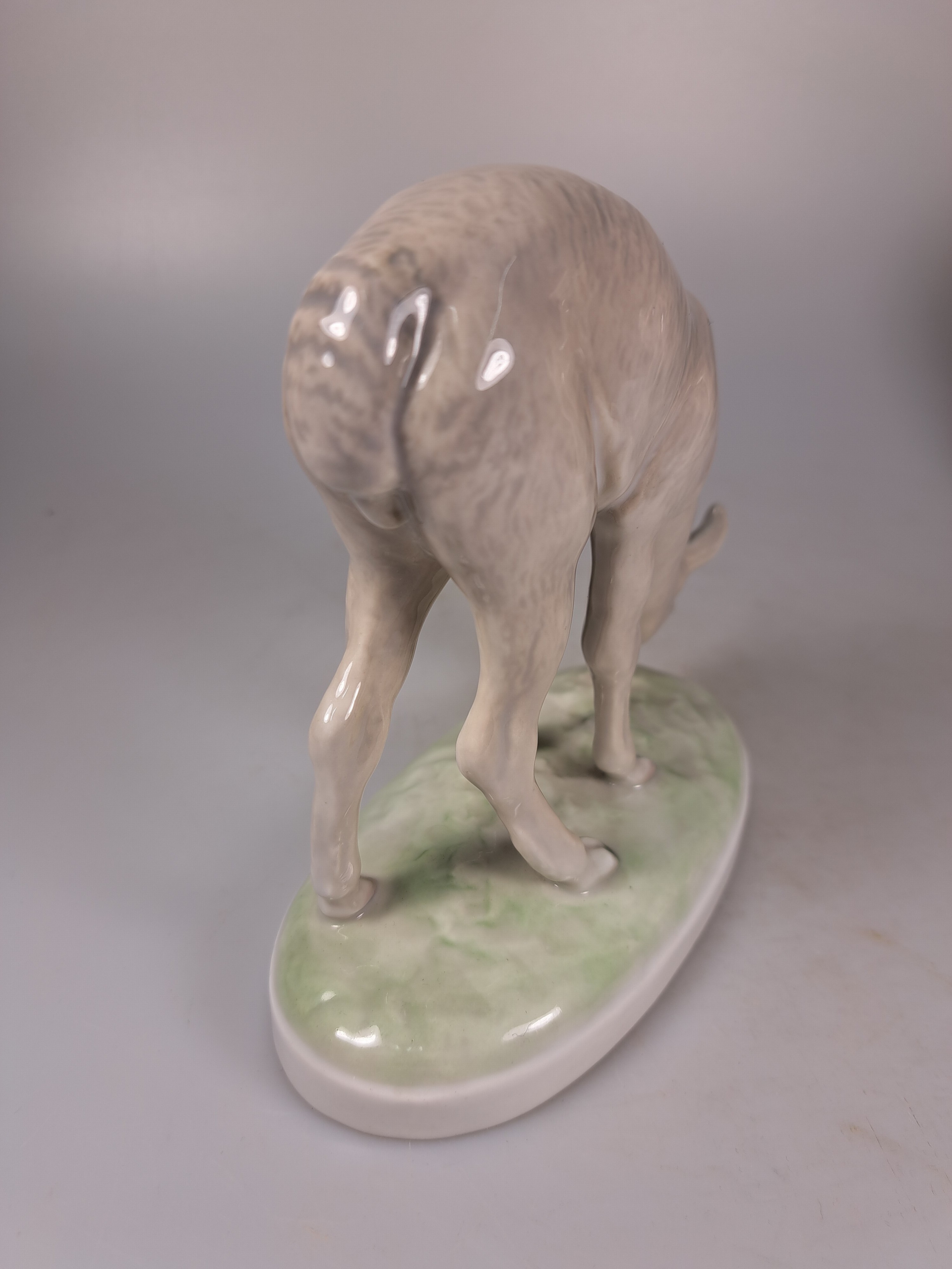 Detail k: Zwei Porzellanfiguren, erste Hälfte 20. Jh., Rosenthal, Lamm, Unterglasurbemalung, K 67, ca. 15 x 18 cm, grasendes Lama, Bing und Gröndahl, ...