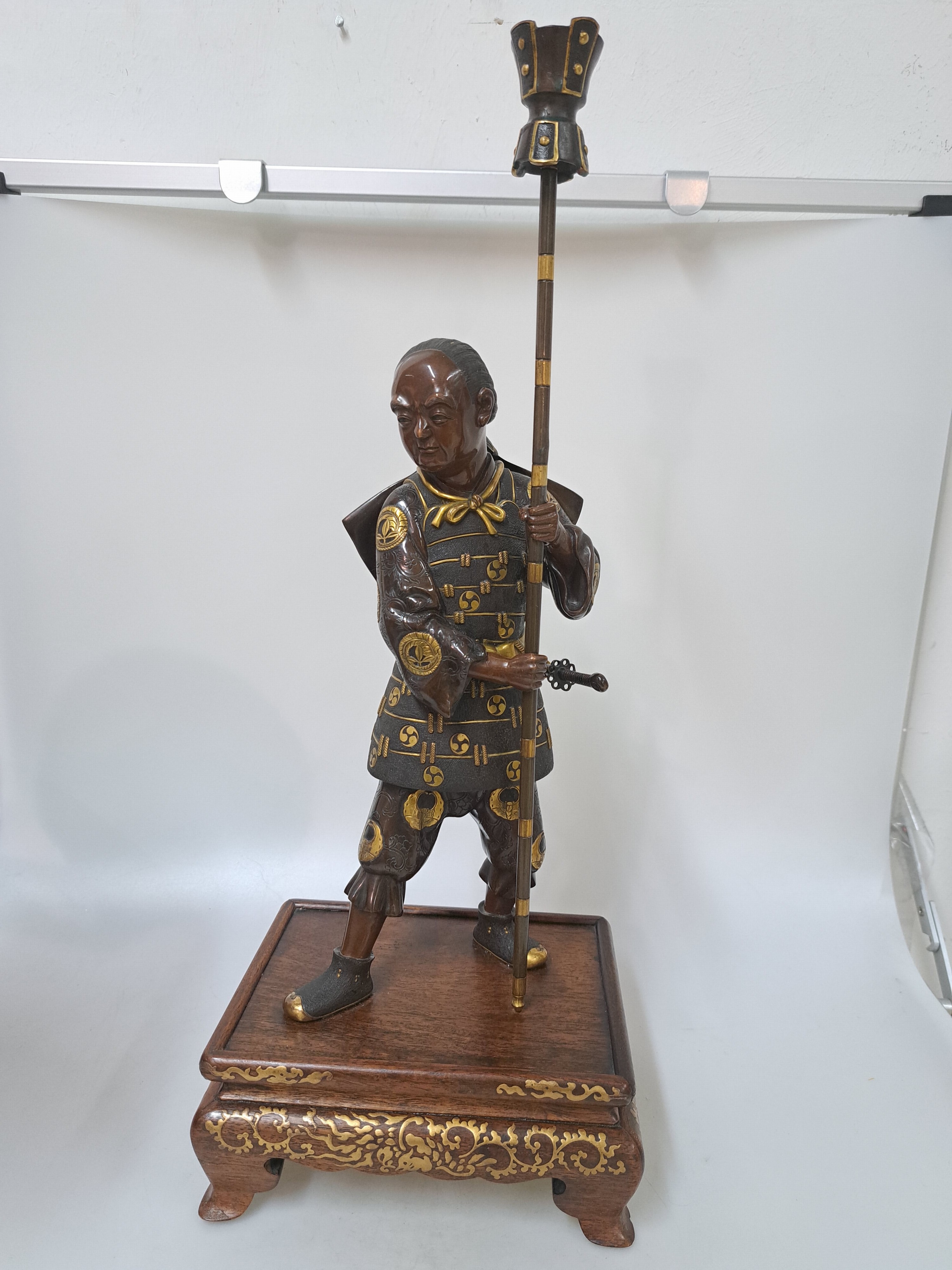 Detail a: Bronze Okimono eines Samurai, Japan, späte Meiji-Periode (1868-1912), Bronze teilvergoldet, traditionell gekleideter Krieger in gespannter Pose, mit ...