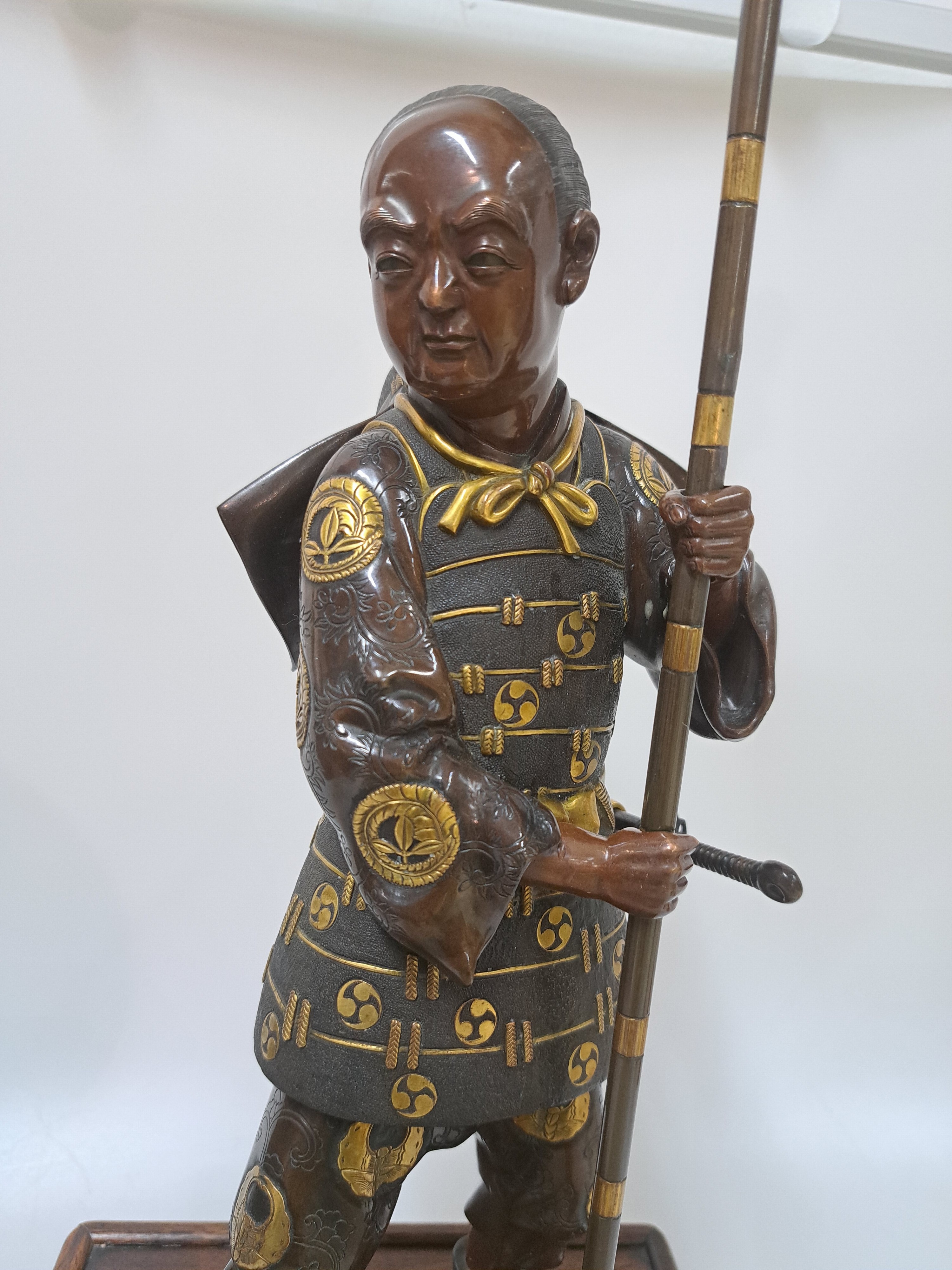 Detail b: Bronze Okimono eines Samurai, Japan, späte Meiji-Periode (1868-1912), Bronze teilvergoldet, traditionell gekleideter Krieger in gespannter Pose, mit ...