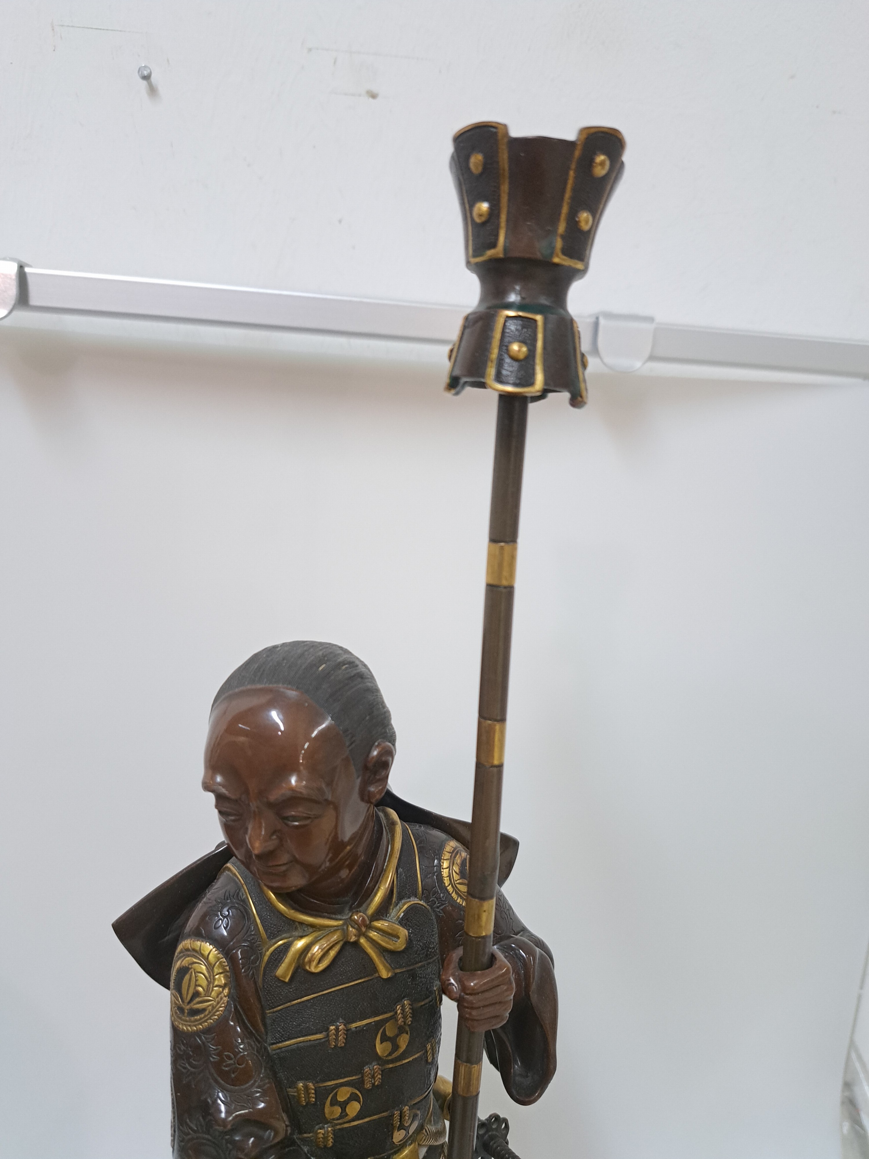 Detail d: Bronze Okimono eines Samurai, Japan, späte Meiji-Periode (1868-1912), Bronze teilvergoldet, traditionell gekleideter Krieger in gespannter Pose, mit ...