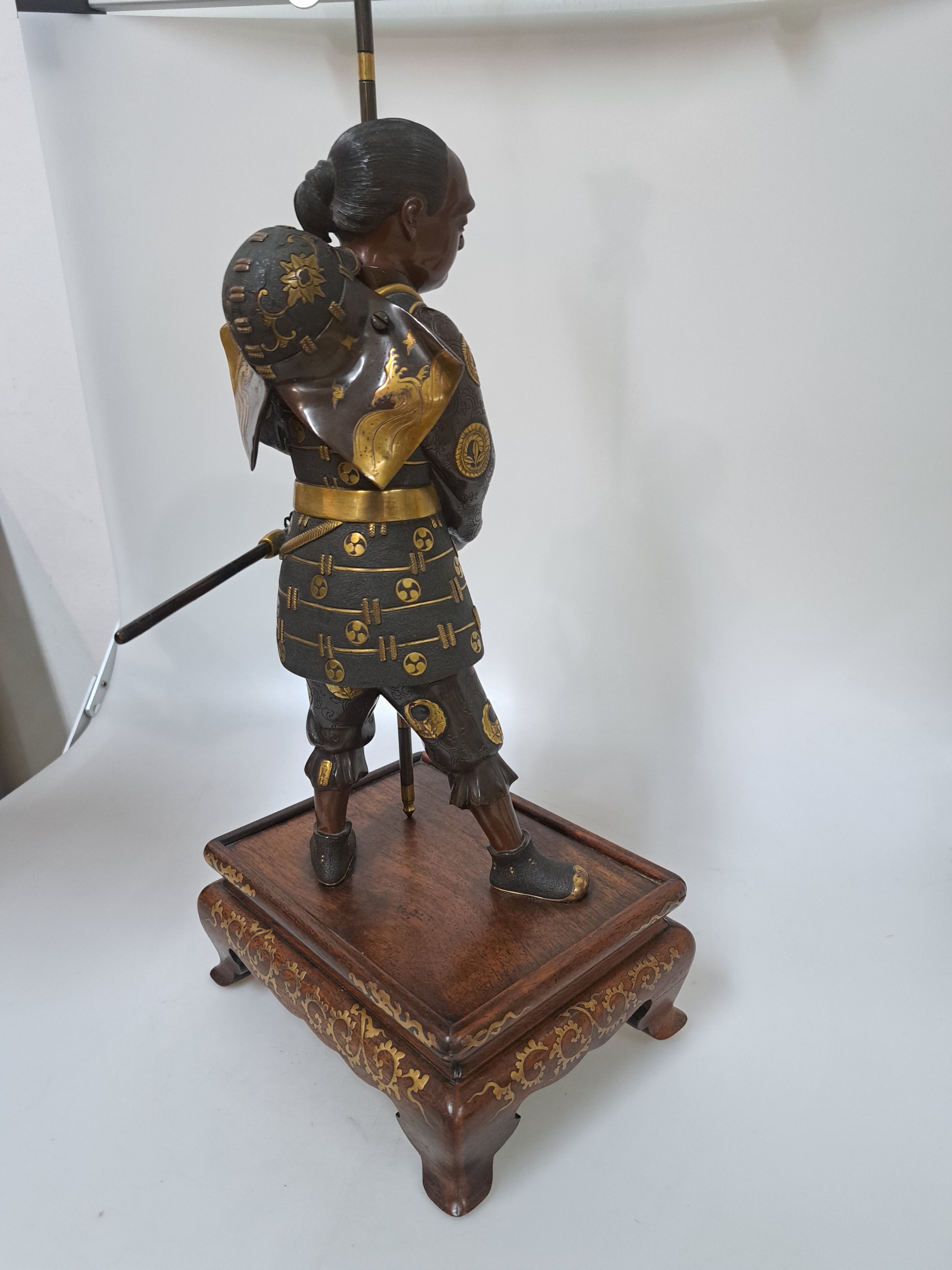 Detail e: Bronze Okimono eines Samurai, Japan, späte Meiji-Periode (1868-1912), Bronze teilvergoldet, traditionell gekleideter Krieger in gespannter Pose, mit ...