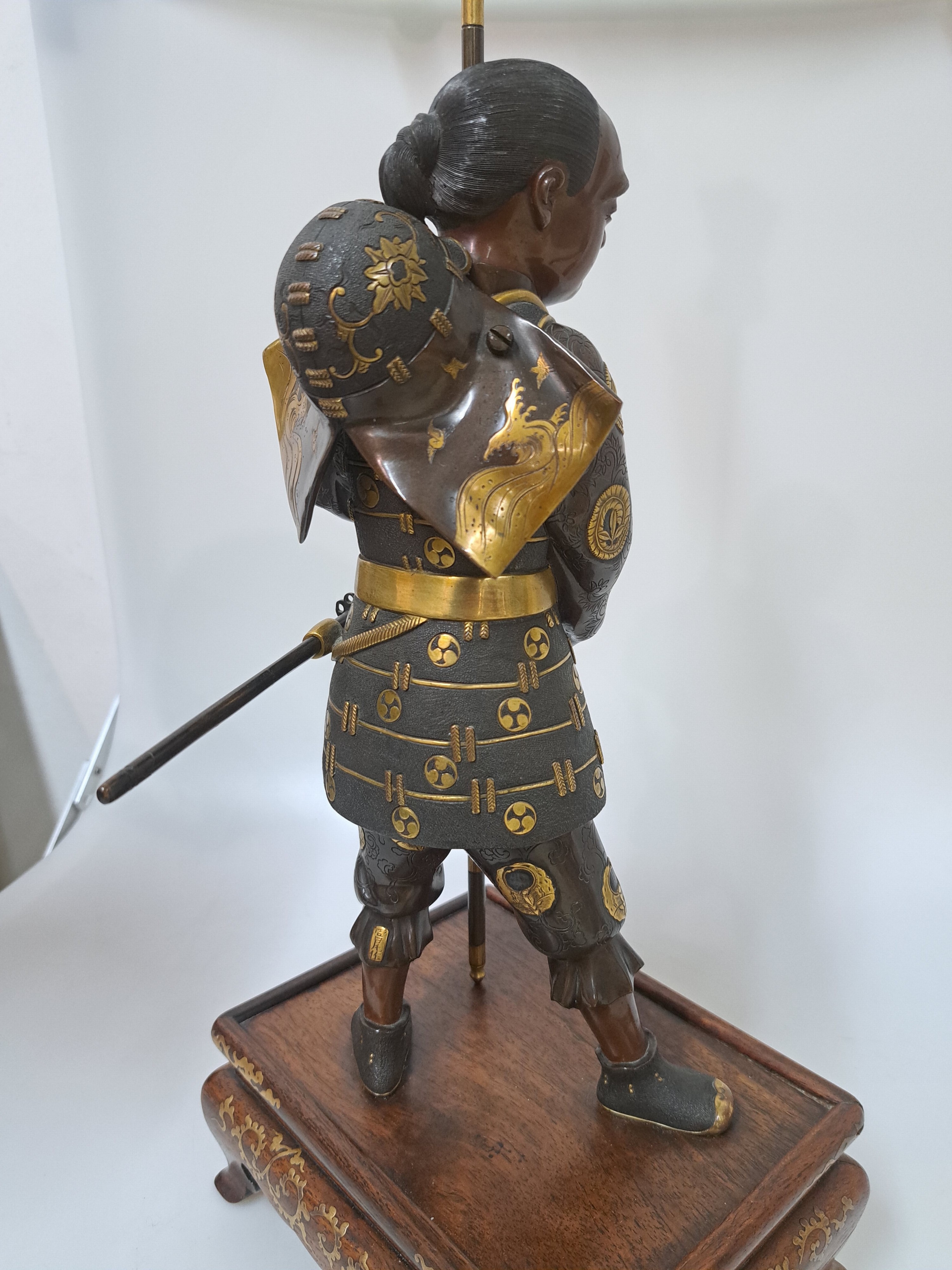 Detail f: Bronze Okimono eines Samurai, Japan, späte Meiji-Periode (1868-1912), Bronze teilvergoldet, traditionell gekleideter Krieger in gespannter Pose, mit ...