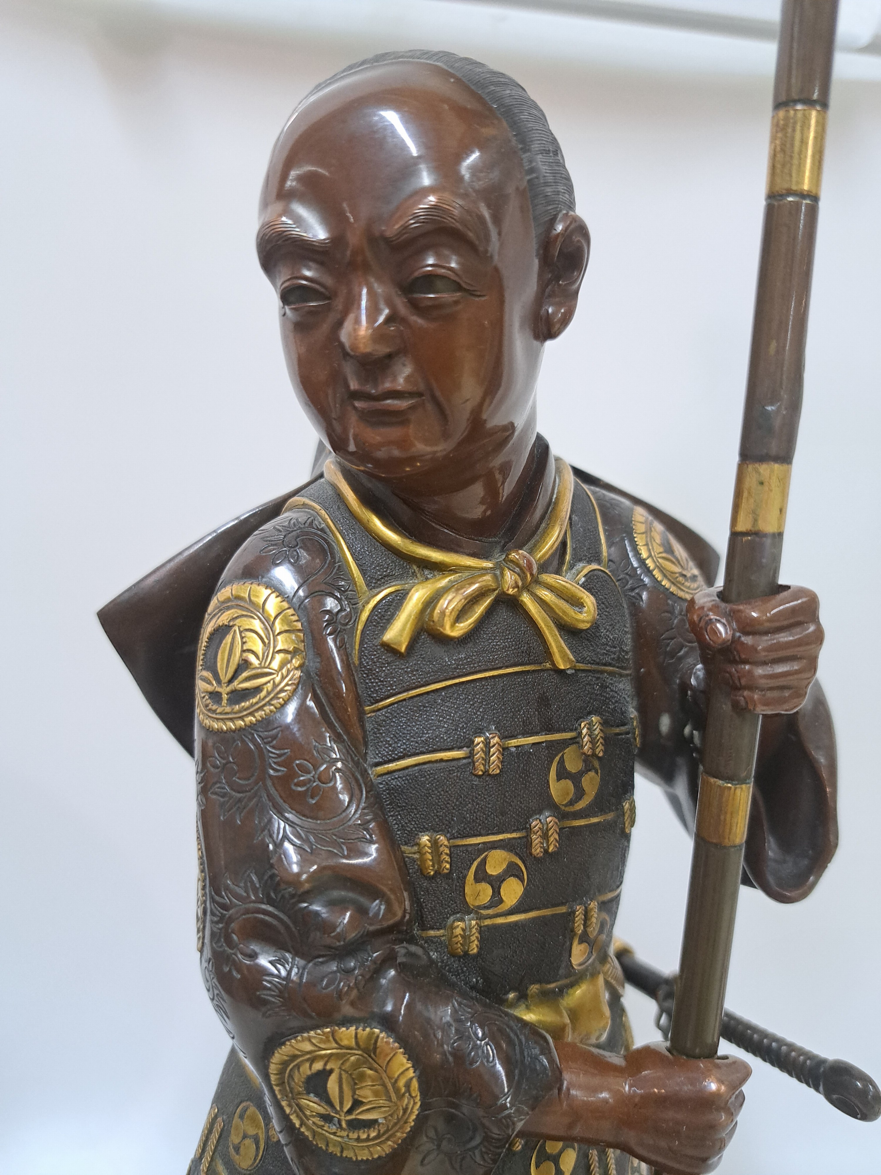 Detail i: Bronze Okimono eines Samurai, Japan, späte Meiji-Periode (1868-1912), Bronze teilvergoldet, traditionell gekleideter Krieger in gespannter Pose, mit ...