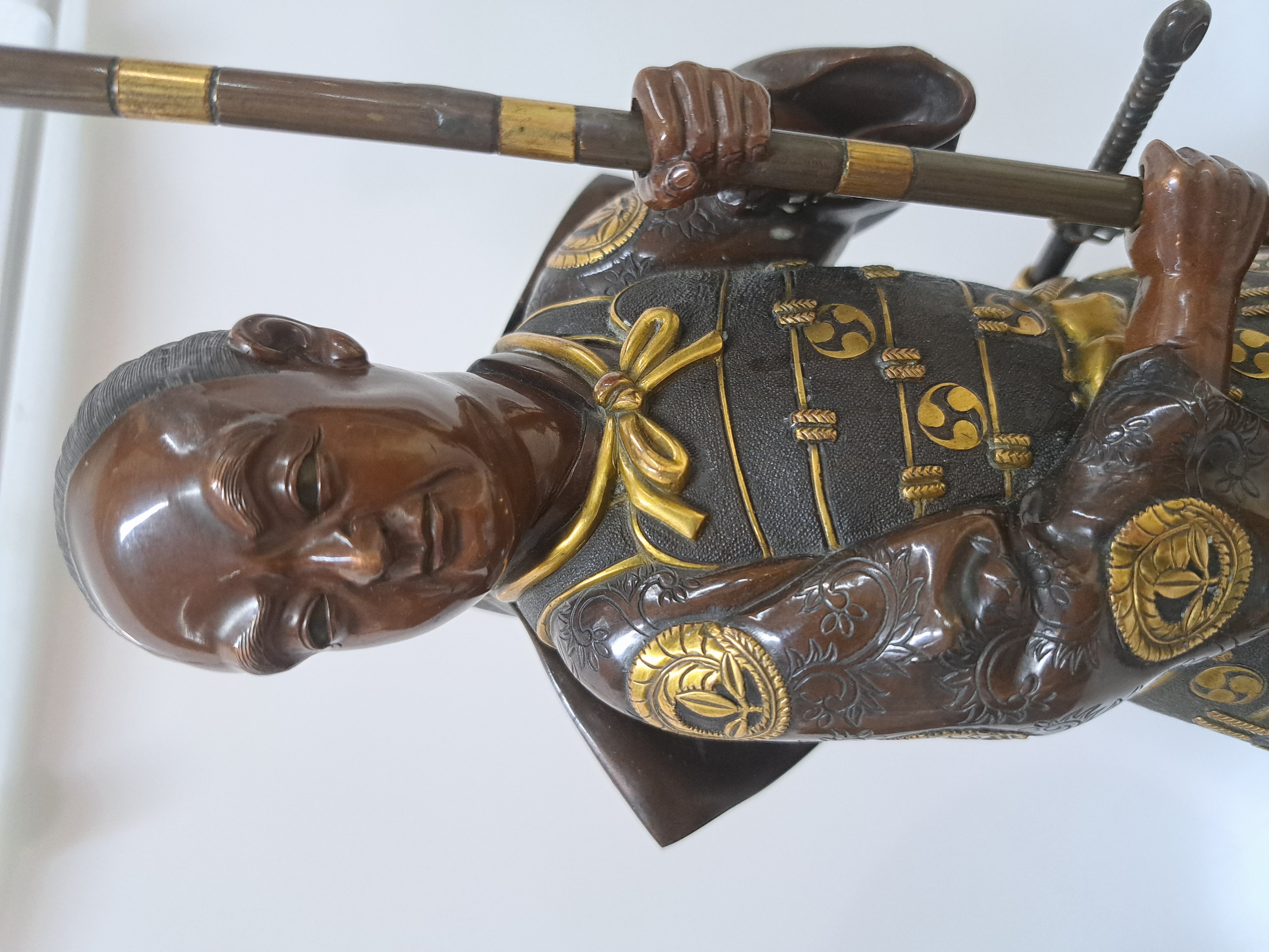 Detail j: Bronze Okimono eines Samurai, Japan, späte Meiji-Periode (1868-1912), Bronze teilvergoldet, traditionell gekleideter Krieger in gespannter Pose, mit ...