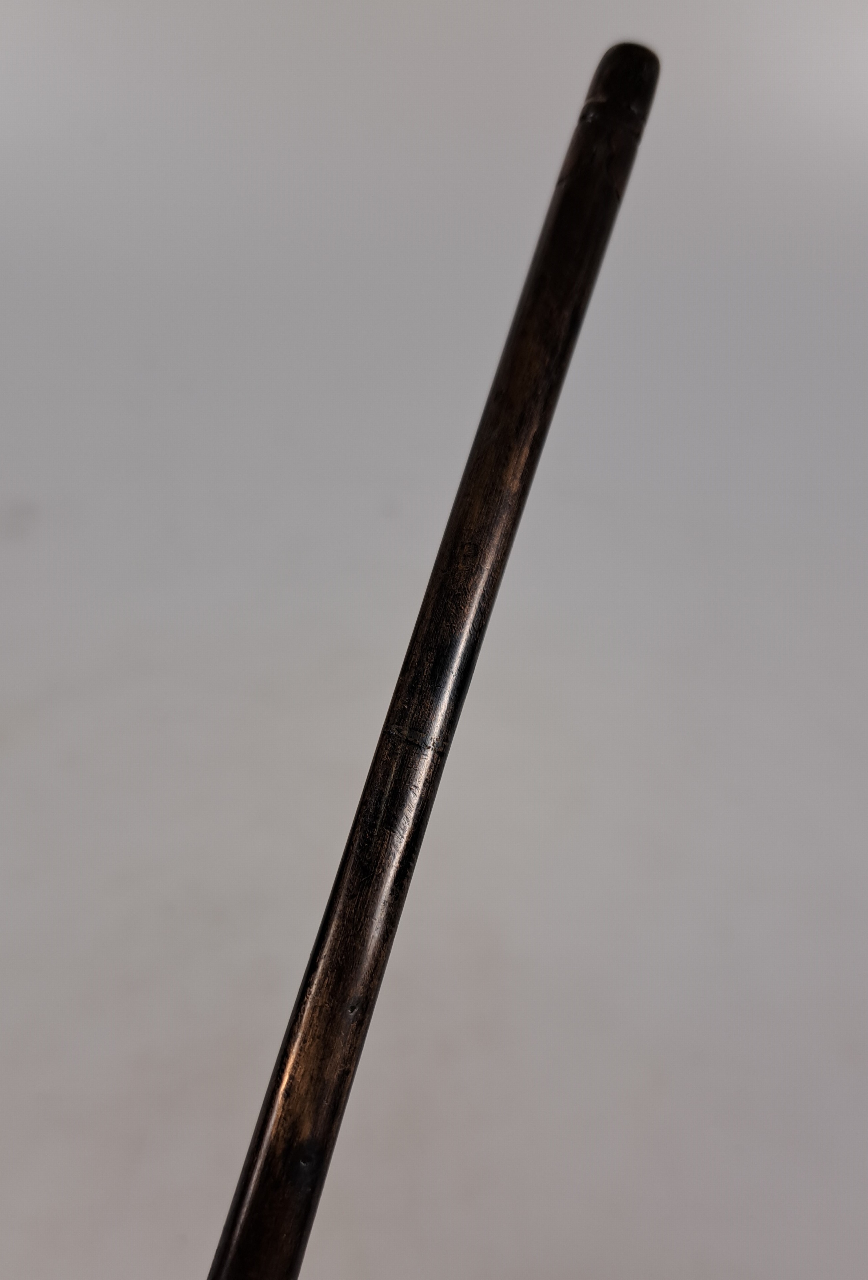 Detail l: Bronze Okimono eines Samurai, Japan, späte Meiji-Periode (1868-1912), Bronze teilvergoldet, traditionell gekleideter Krieger in gespannter Pose, mit ...