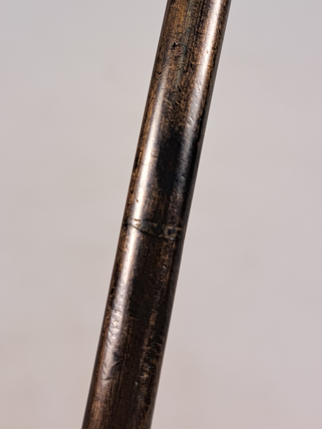 Detail m: Bronze Okimono eines Samurai, Japan, späte Meiji-Periode (1868-1912), Bronze teilvergoldet, traditionell gekleideter Krieger in gespannter Pose, mit ...