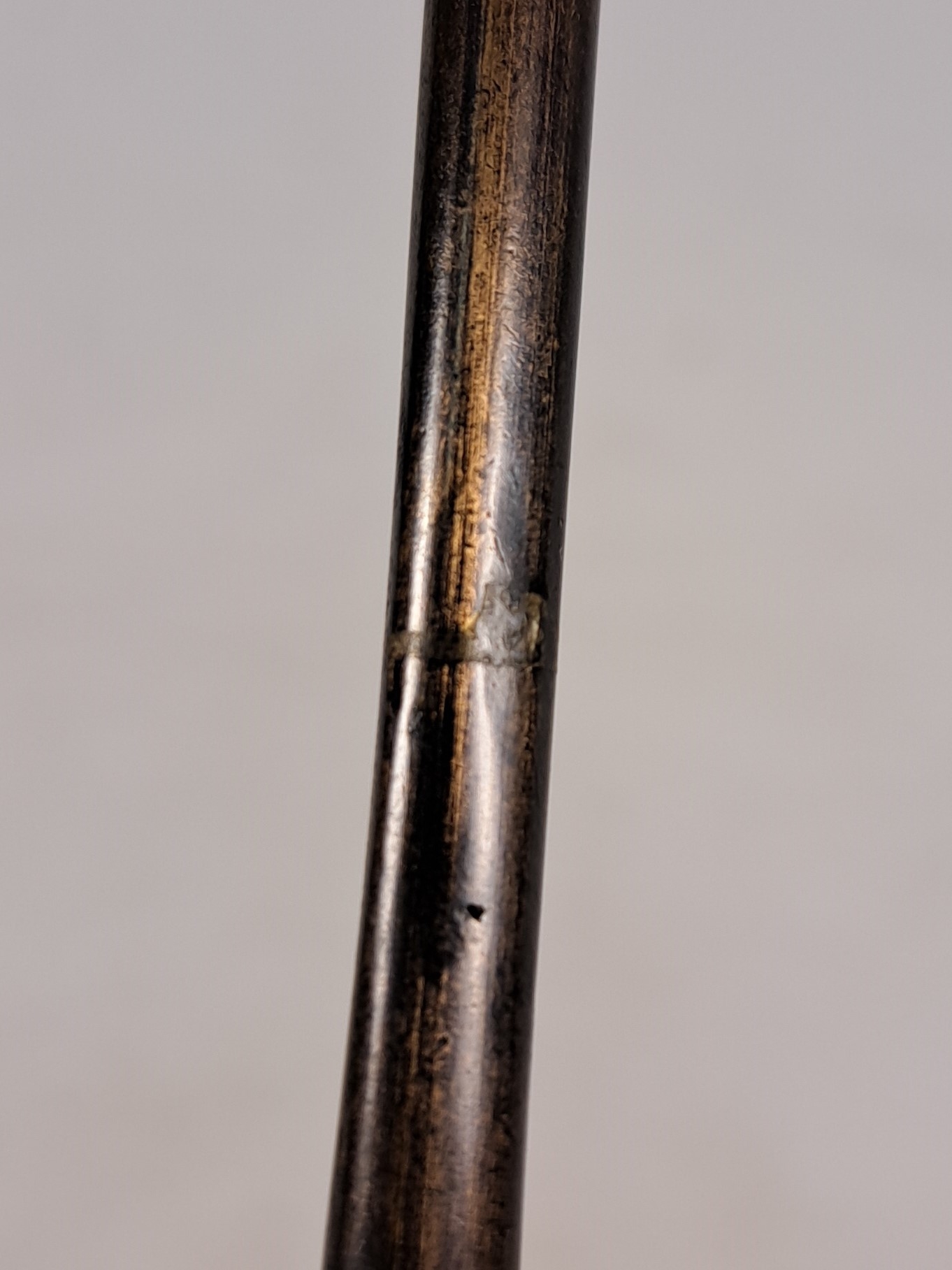 Detail n: Bronze Okimono eines Samurai, Japan, späte Meiji-Periode (1868-1912), Bronze teilvergoldet, traditionell gekleideter Krieger in gespannter Pose, mit ...