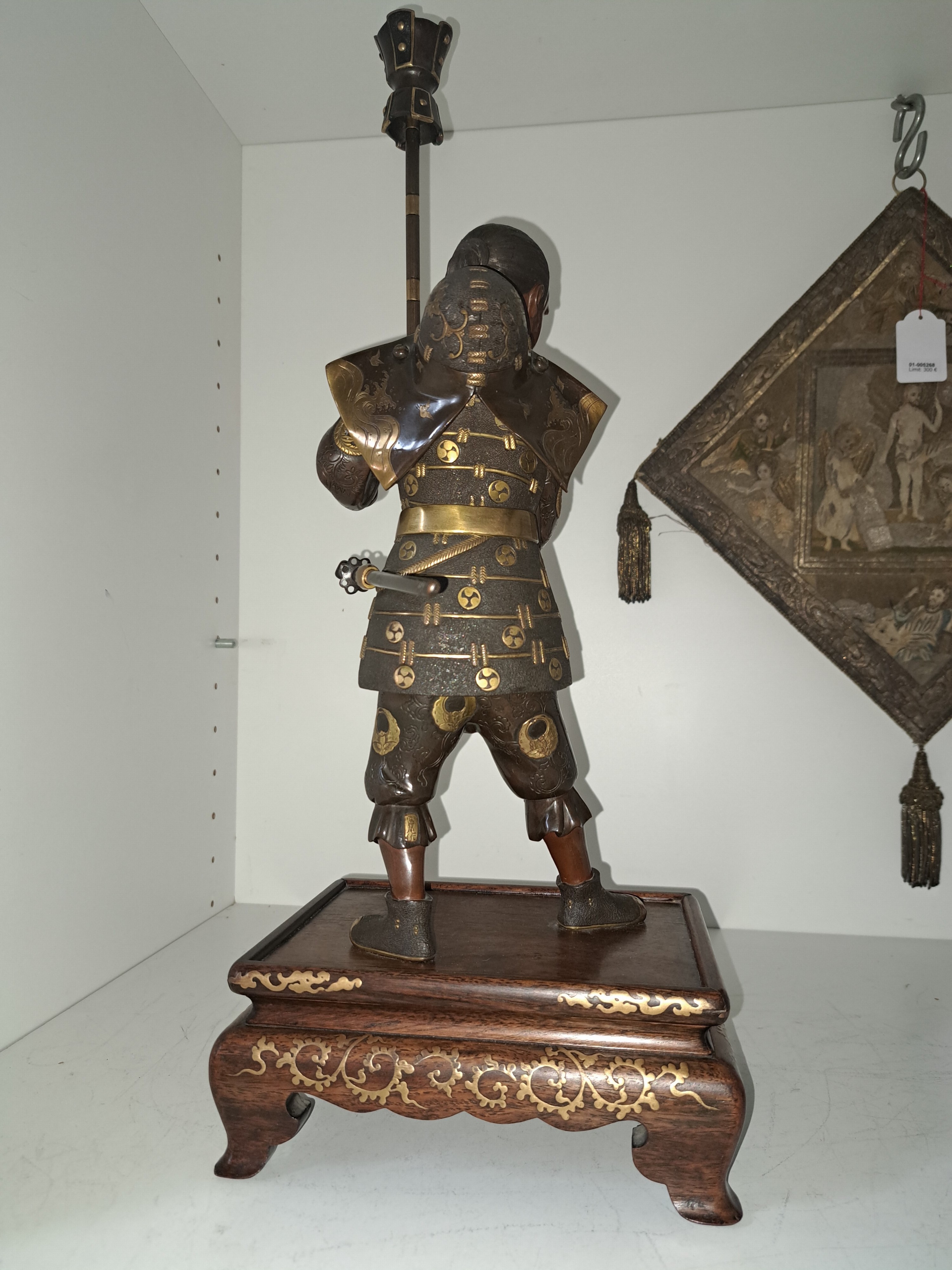 Detail o: Bronze Okimono eines Samurai, Japan, späte Meiji-Periode (1868-1912), Bronze teilvergoldet, traditionell gekleideter Krieger in gespannter Pose, mit ...