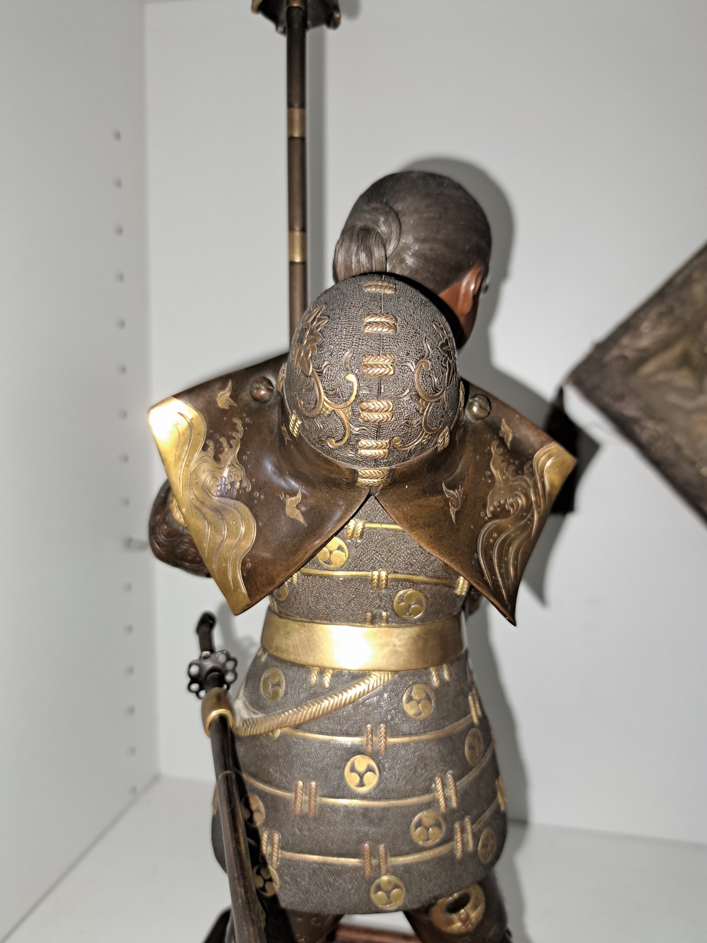 Detail q: Bronze Okimono eines Samurai, Japan, späte Meiji-Periode (1868-1912), Bronze teilvergoldet, traditionell gekleideter Krieger in gespannter Pose, mit ...