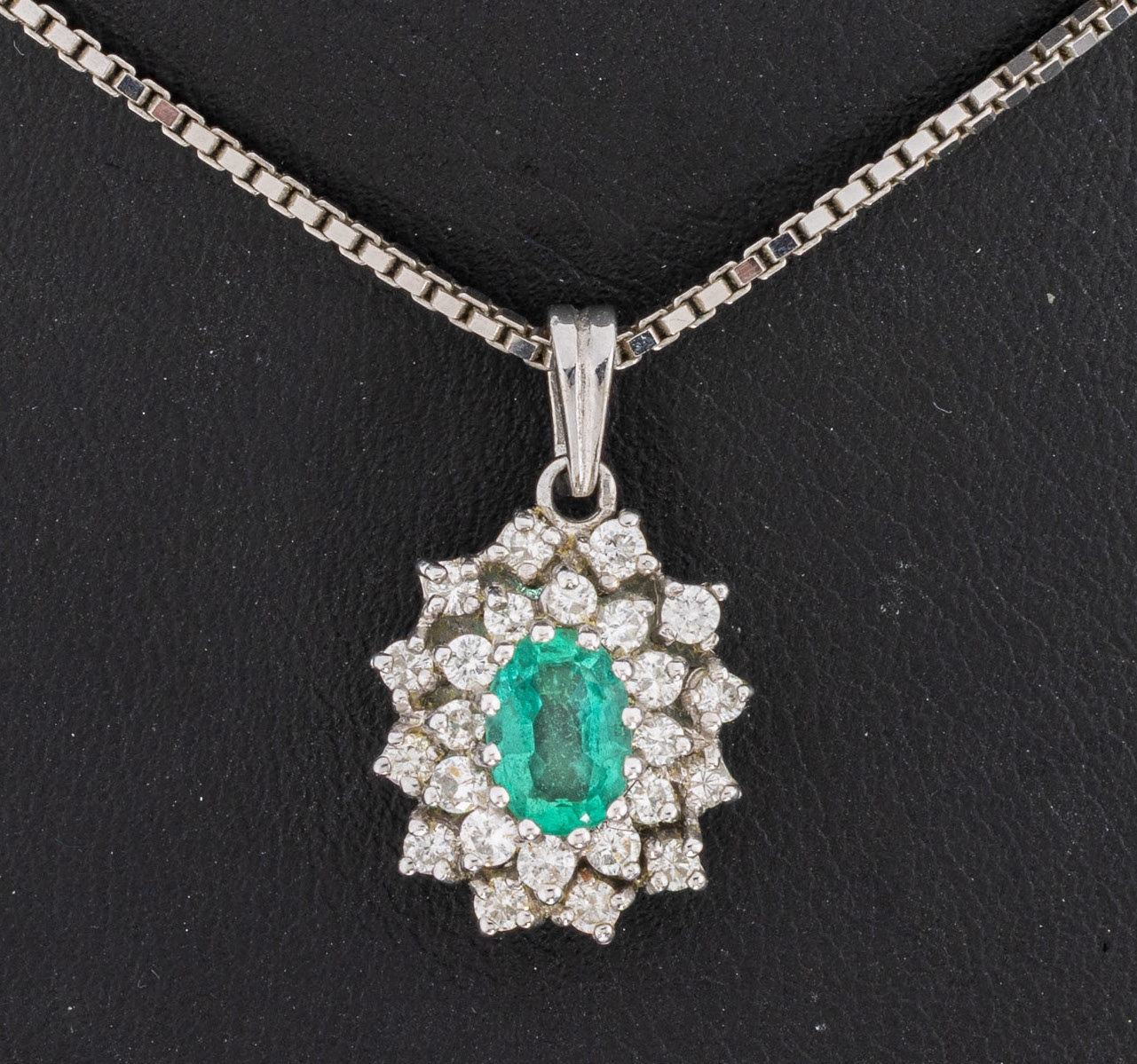 Detail a: 14 kt Gold Smaragd-Brillant-Anhänger, WG 585/000, mittig ovalfacett. Smaragd ca. 0.60 ct, Brillanten zus. ca. 0.50 ct Weiß/lr, an Kette L. ca. 40 ...