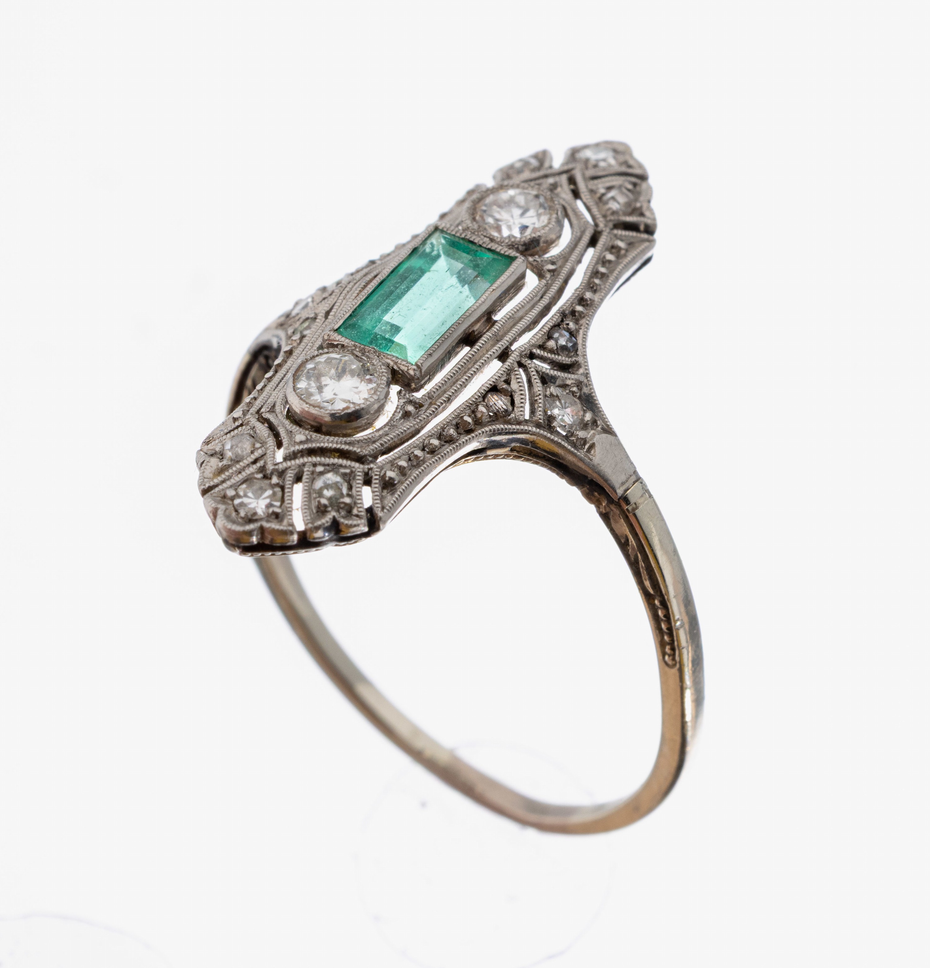 Image 27036953 - 18 kt Gold Art Deco Smaragd-Diamant-Ring, um 1930, WG 750/000, facett. Smaragd-Baguette ...