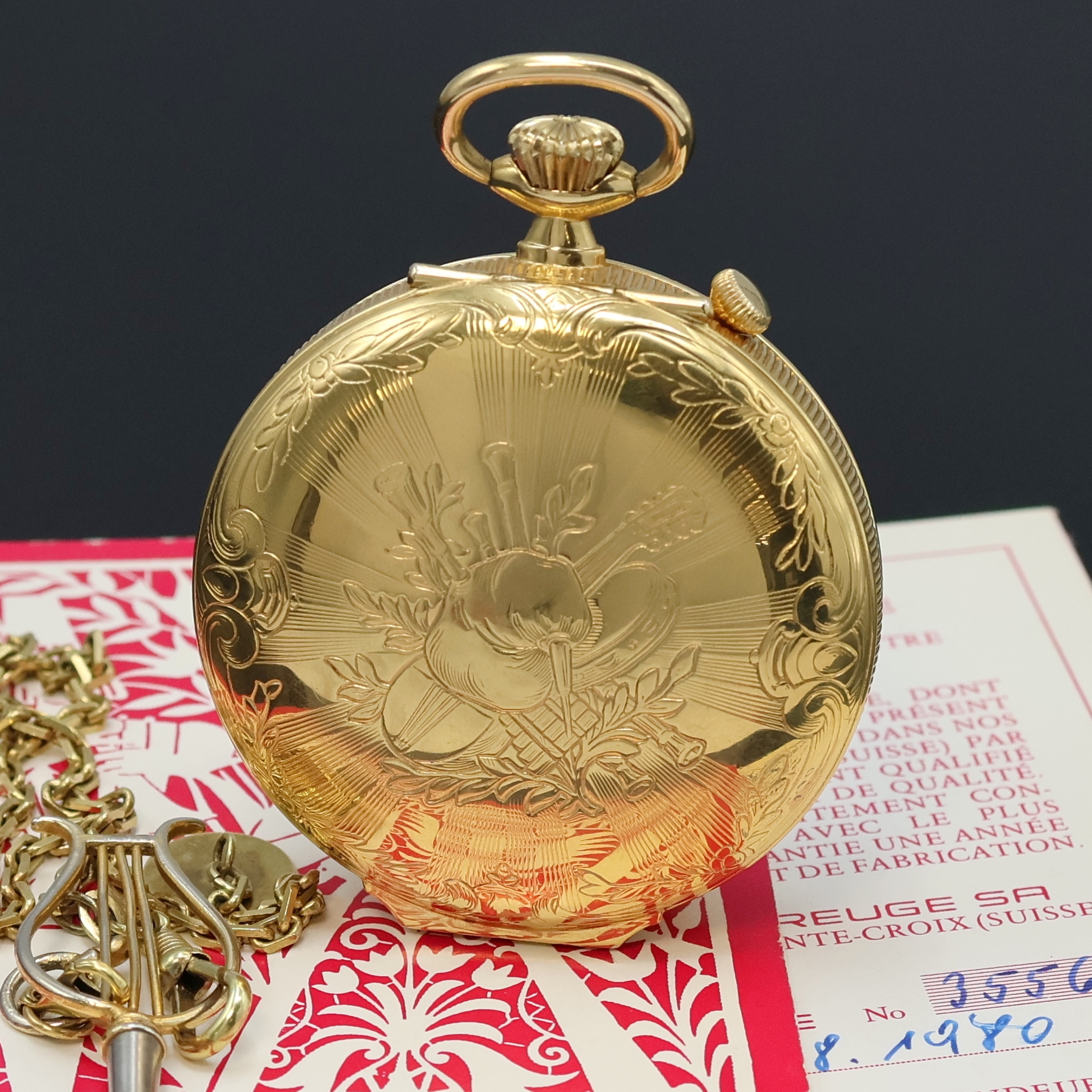 Detail a: REUGE Taschenuhr mit Wecker-Spieluhr und Figurenautomat, Schweiz verk. lt. beil. Pap. 08/1980, verg. Geh., Rückdeckel m. grav. Musikinstrumenten, ...