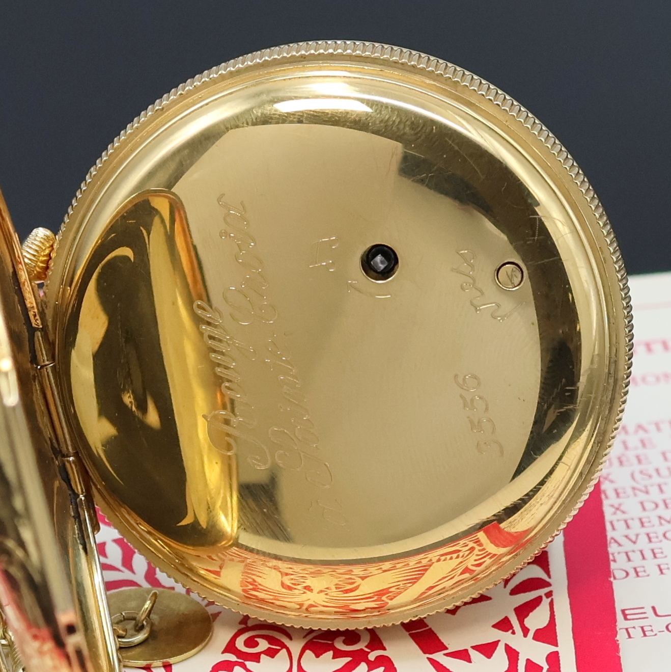 Detail c: REUGE Taschenuhr mit Wecker-Spieluhr und Figurenautomat, Schweiz verk. lt. beil. Pap. 08/1980, verg. Geh., Rückdeckel m. grav. Musikinstrumenten, ...