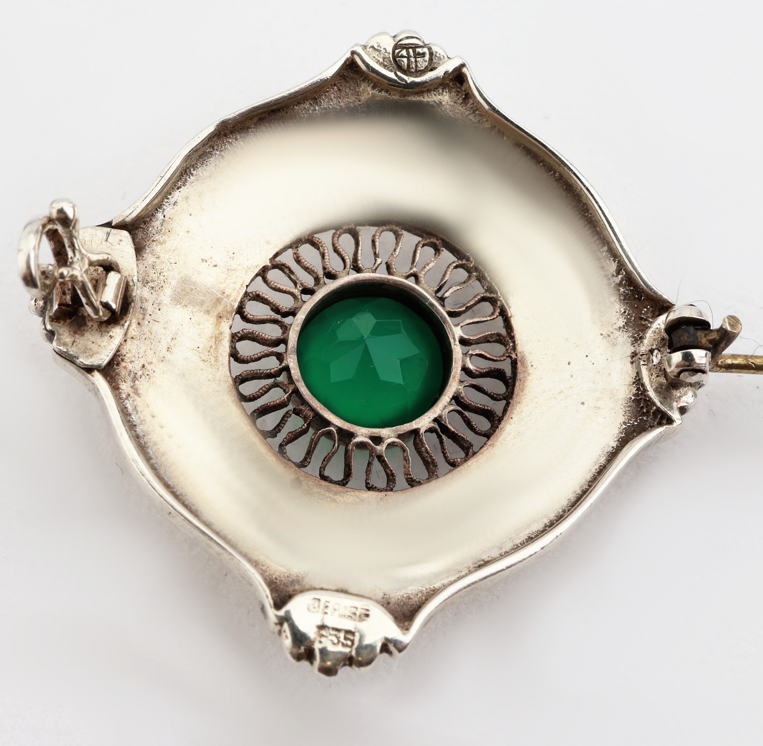 Detail a: THEODOR FAHRNER Chrysopras-Brosche, Pforzheim 1925-30, 935er Silber, rundfacett. Chrysopras, ca. 3.8 x 3.8 cm, Hammerschlag- verzierung, bez. ...
