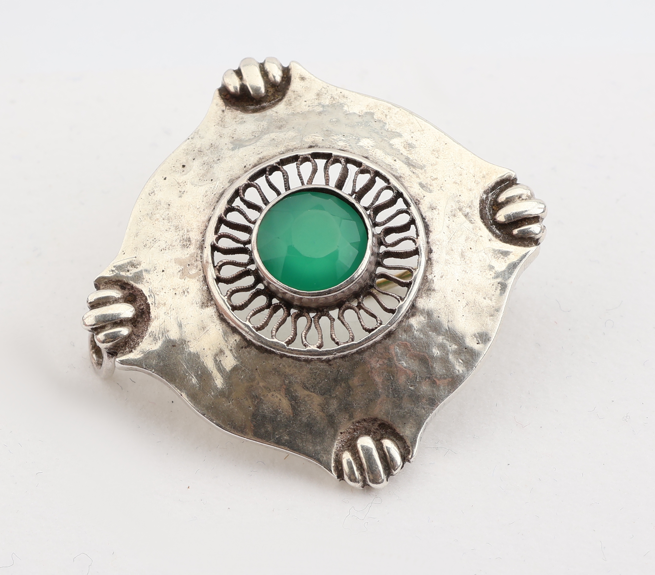 Detail b: THEODOR FAHRNER Chrysopras-Brosche, Pforzheim 1925-30, 935er Silber, rundfacett. Chrysopras, ca. 3.8 x 3.8 cm, Hammerschlag- verzierung, bez. ...