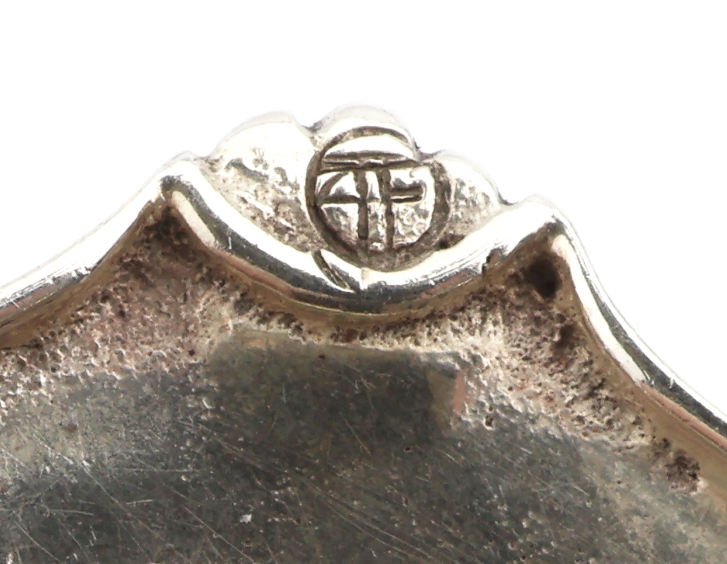 Detail c: THEODOR FAHRNER Chrysopras-Brosche, Pforzheim 1925-30, 935er Silber, rundfacett. Chrysopras, ca. 3.8 x 3.8 cm, Hammerschlag- verzierung, bez. ...