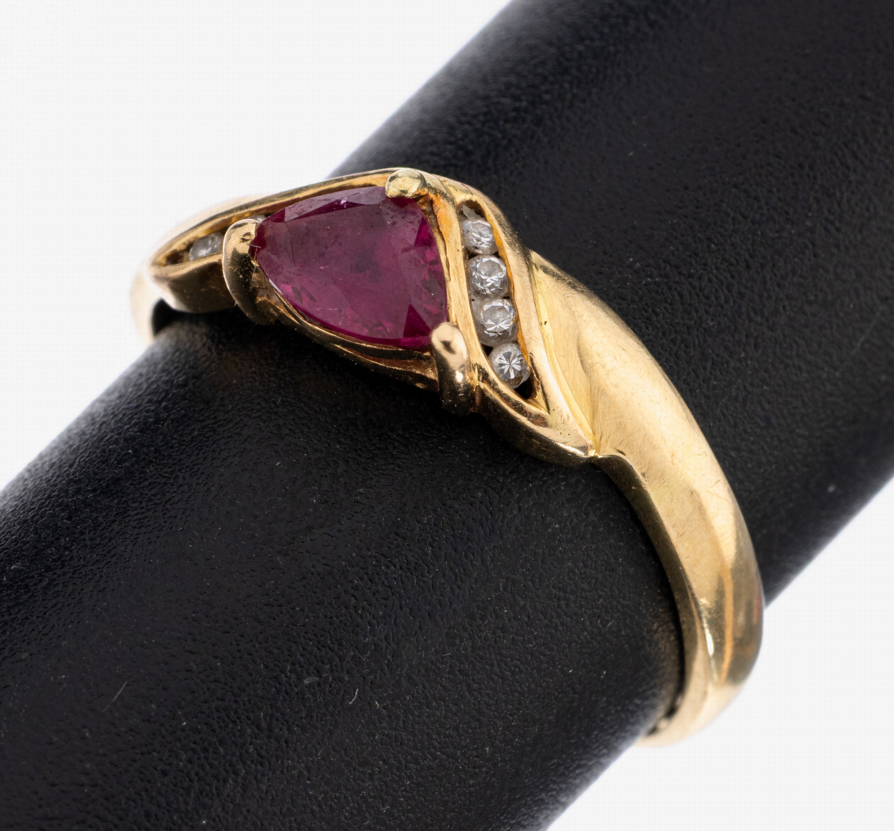 Image 27036962 - 18 kt Gold Rubin-Brillant-Ring, GG 750/000,Rubin im Fantasieschliff ca. 0.45 ct, 8 ...