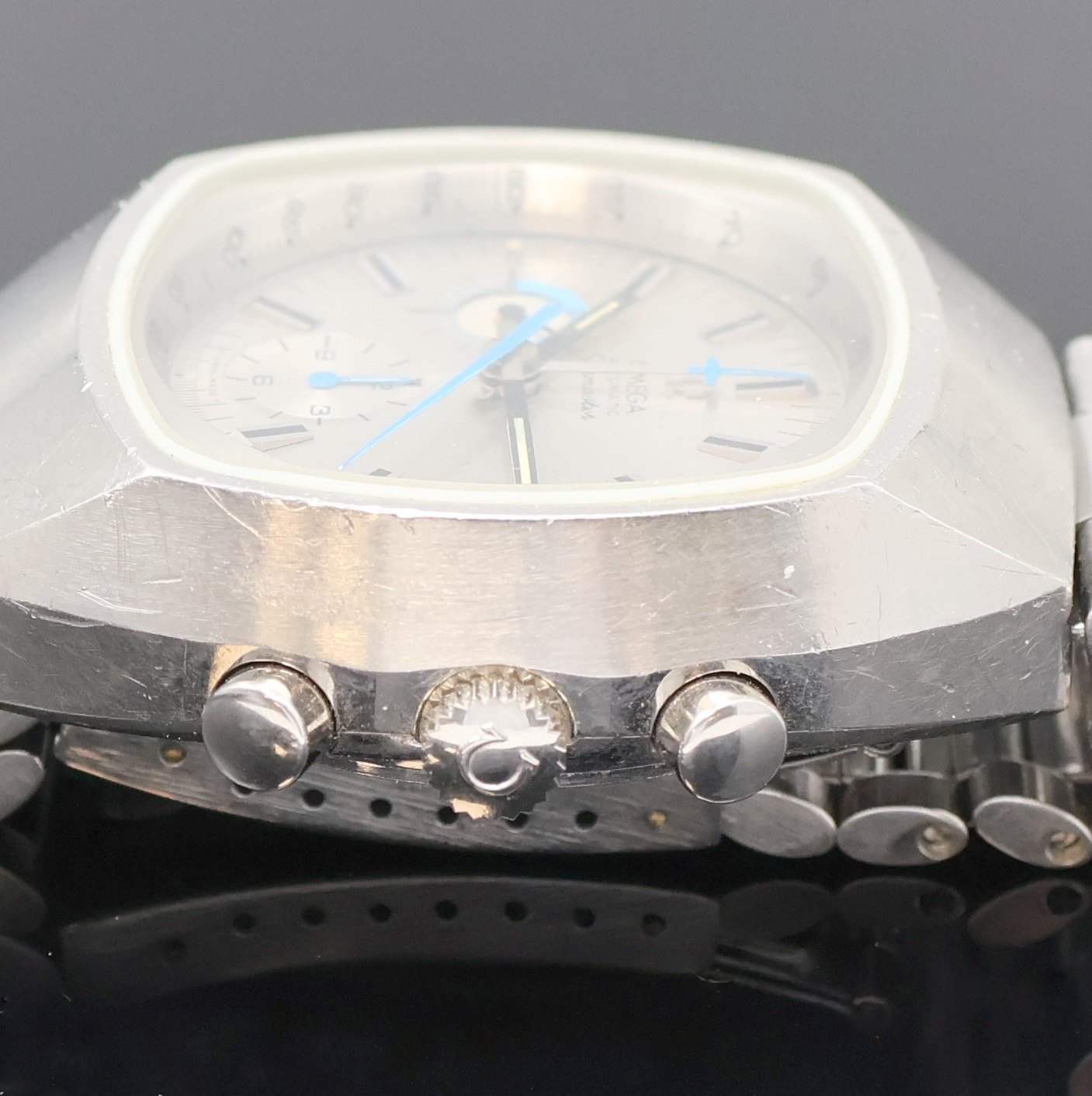 Detail d: OMEGA Seamaster Herrenchronograph in Stahl Referenz 176005, Schweiz um 1972, Automatik, orig. Stahlband m. Faltschl., Boden m. Seamaster-Logo ...