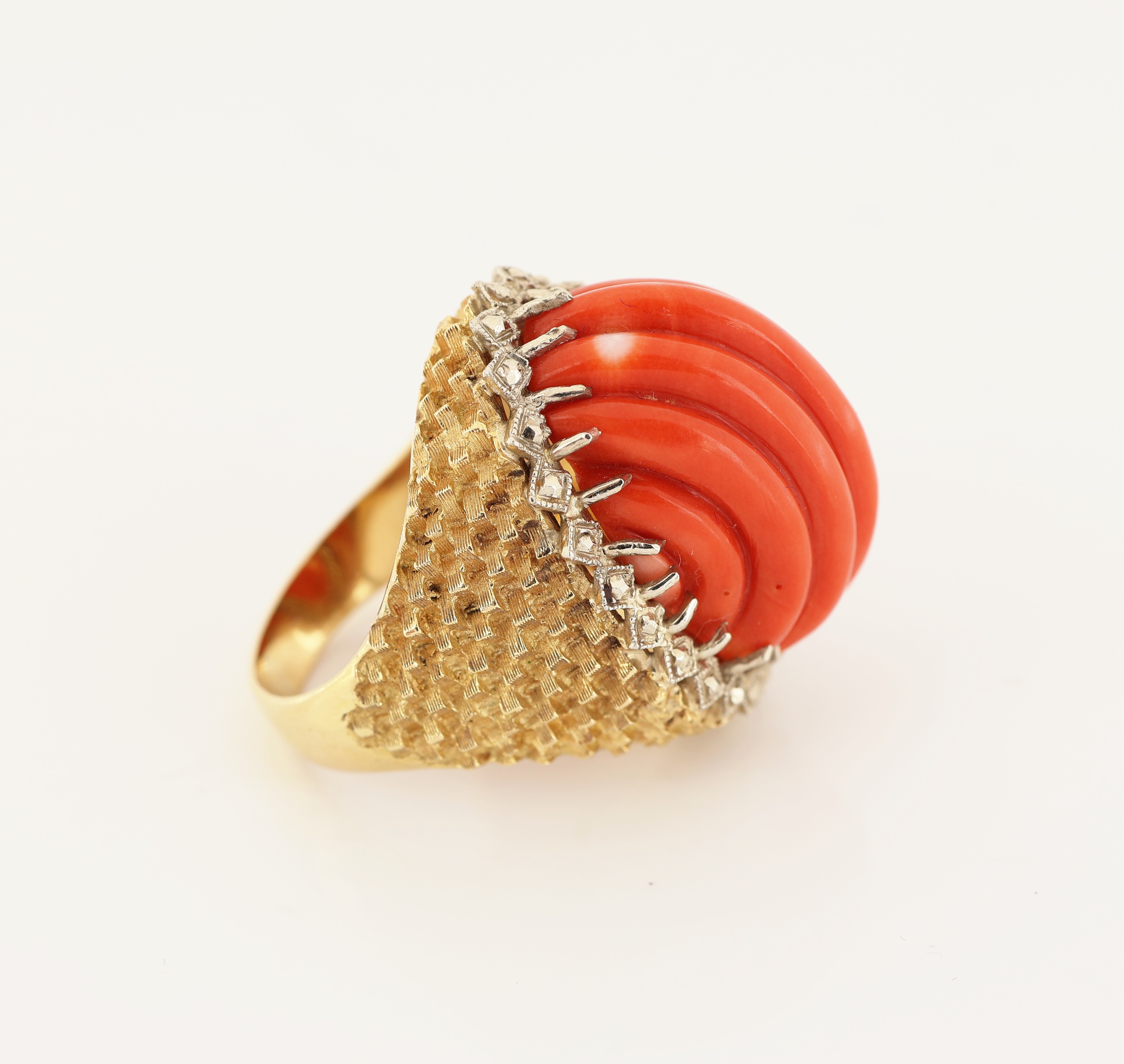 Detail c: 18 kt Gold Korallen-Ring, GG/WG 750/000, außergewöhnliche Gestaltung, geriefte Koralle,Ringschiene aufwendig strukt., RW 51, ca. 16.6g, Versand ...
