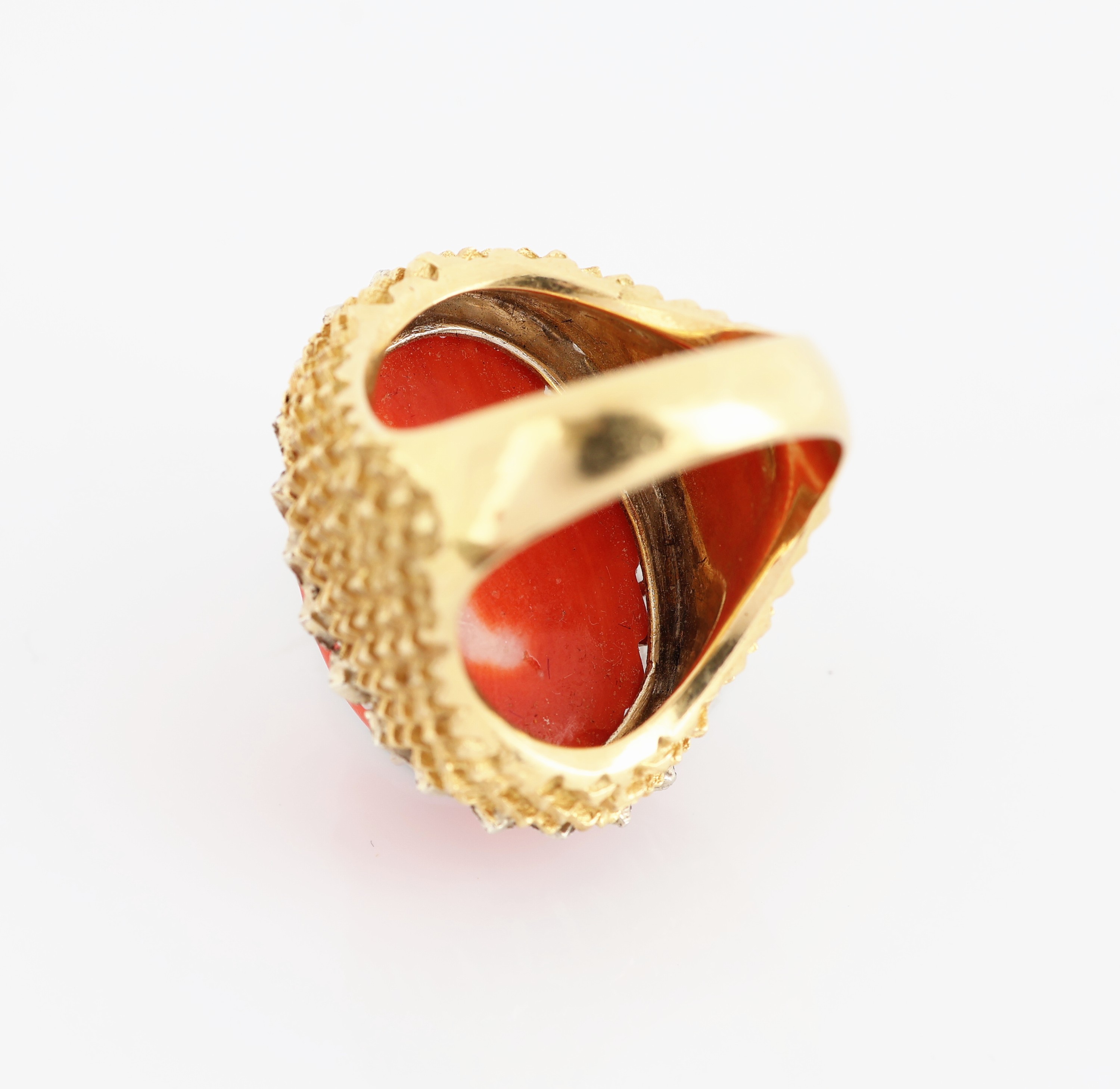 Detail d: 18 kt Gold Korallen-Ring, GG/WG 750/000, außergewöhnliche Gestaltung, geriefte Koralle,Ringschiene aufwendig strukt., RW 51, ca. 16.6g, Versand ...