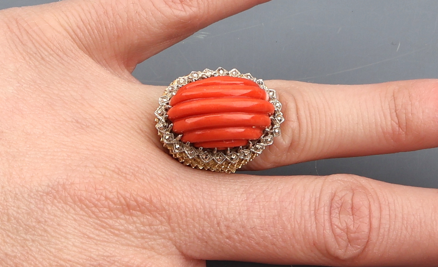 Detail f: 18 kt Gold Korallen-Ring, GG/WG 750/000, außergewöhnliche Gestaltung, geriefte Koralle,Ringschiene aufwendig strukt., RW 51, ca. 16.6g, Versand ...
