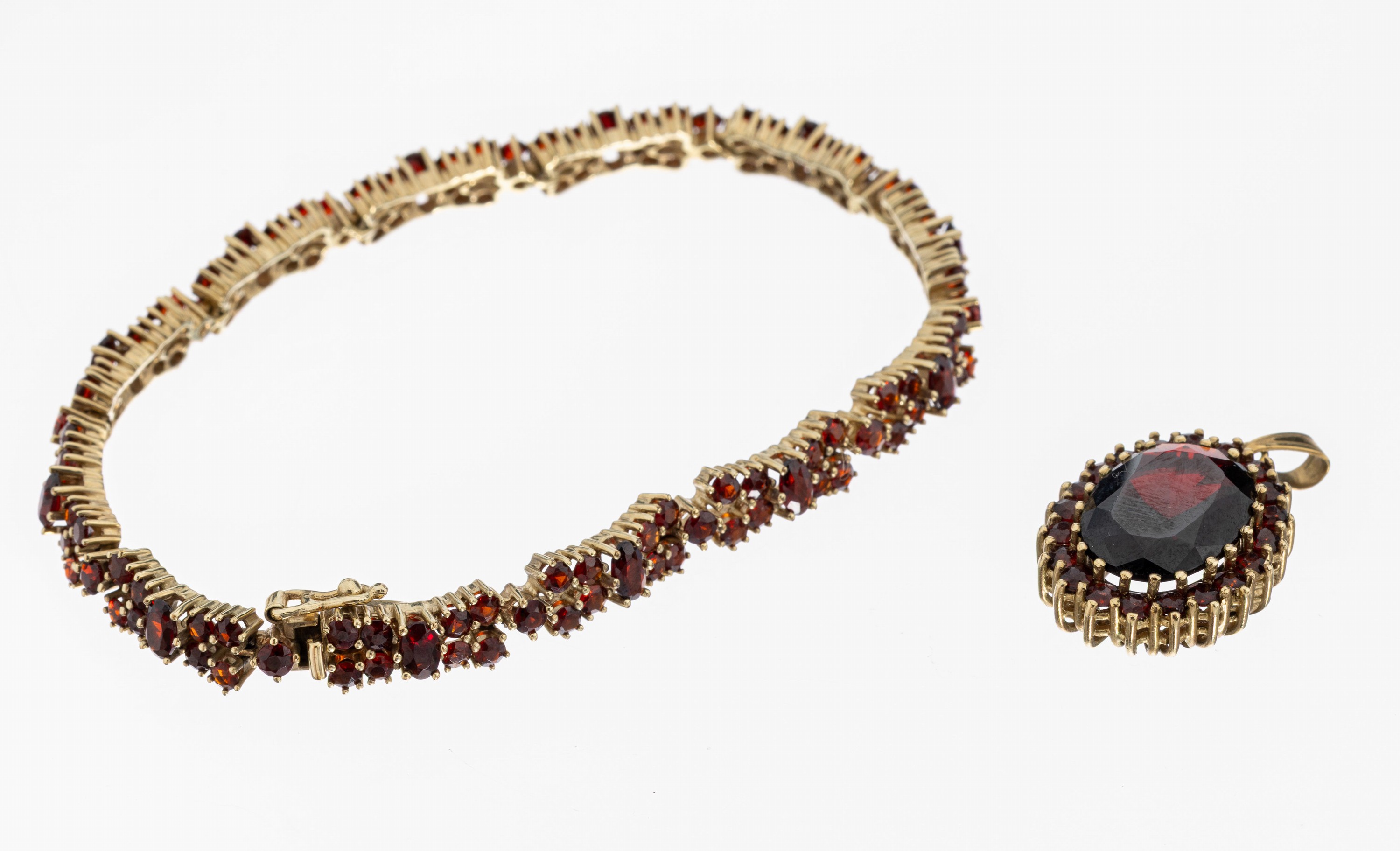 8 kt Gold Granat-Konvolut, GG 333/000, best. aus: 1 Armband, L. ca. 20 cm, Kastenschloss mit Sicherheitsacht, 1 Anhänger,mittig großer ovalfacett. ...