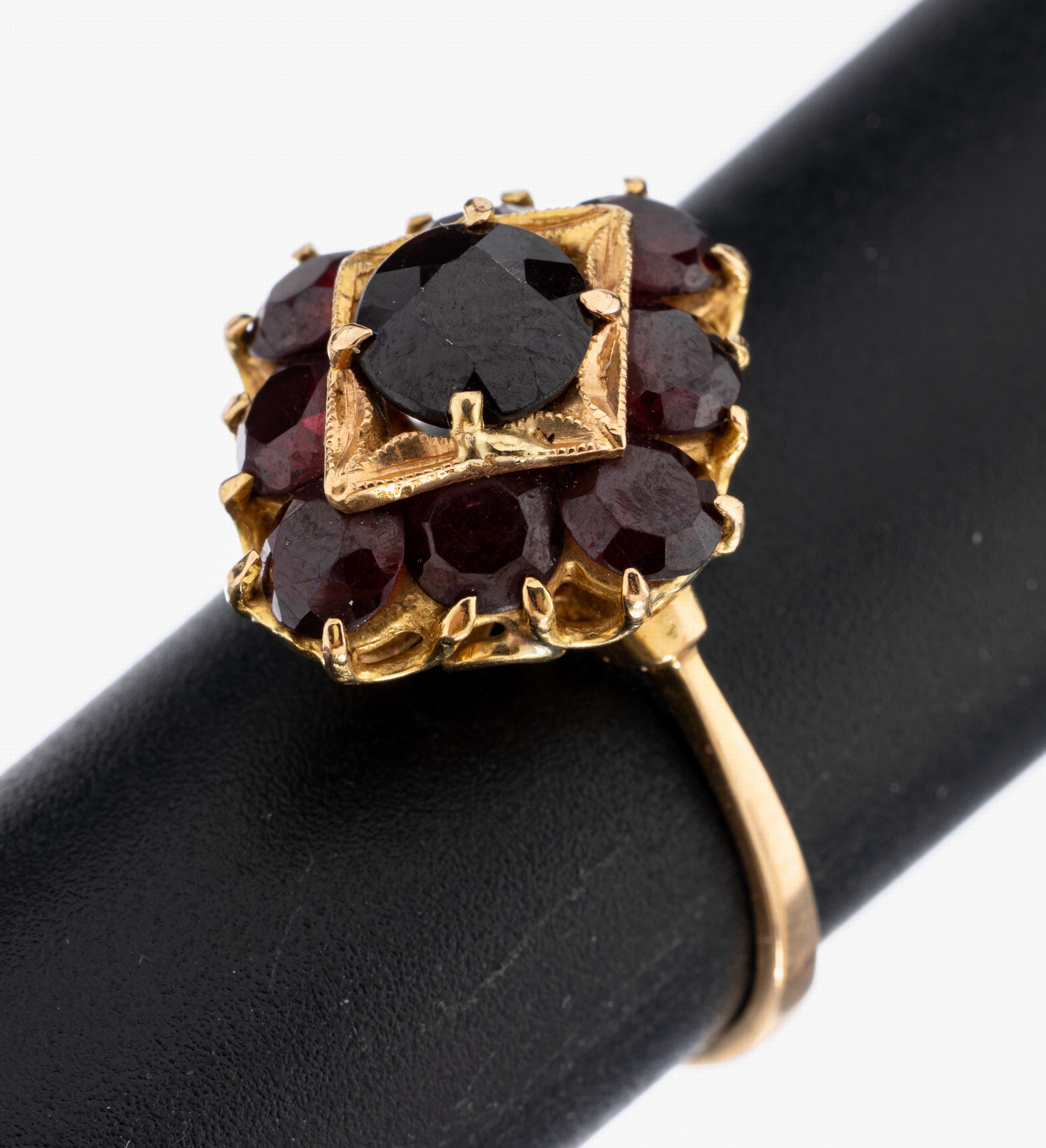 18 kt Gold Granat-Ring, GG 750/000, hoch aufgebauter Ringkopf, 9 rundfacett. Granate, Millegriffverz., RW 60, ca. 5.8 g