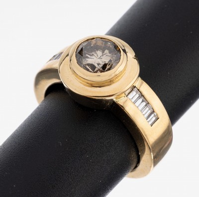 Image 18 kt Gold Diamant-Ring, GG 750/000, mittigBrillant ca. 1.49 ct (grav.) Braun/p, 8 ...