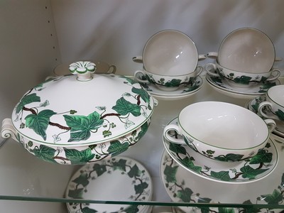 27036912a - Umfangreiches Speiseservice, Napoleon Ivy, Wedgwood, England, 12 Suppentassen mit UT, 12 ...