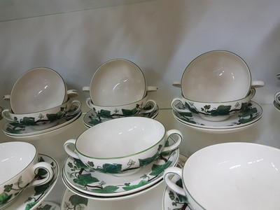 27036912d - Umfangreiches Speiseservice, Napoleon Ivy, Wedgwood, England, 12 Suppentassen mit UT, 12 ...
