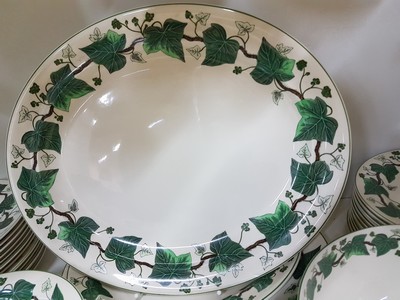 27036912f - Umfangreiches Speiseservice, Napoleon Ivy, Wedgwood, England, 12 Suppentassen mit UT, 12 ...