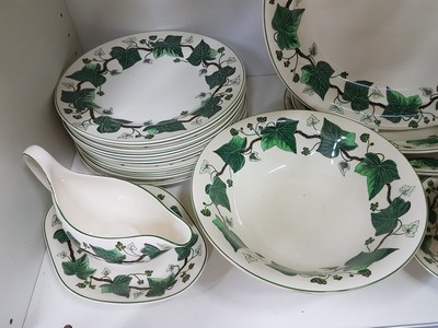 27036912h - Umfangreiches Speiseservice, Napoleon Ivy, Wedgwood, England, 12 Suppentassen mit UT, 12 ...