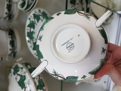 27036912i - Umfangreiches Speiseservice, Napoleon Ivy, Wedgwood, England, 12 Suppentassen mit UT, 12 ...