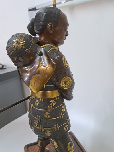 27036950g - Bronze Okimono eines Samurai, Japan, späte Meiji-Periode (1868-1912), Bronze ...