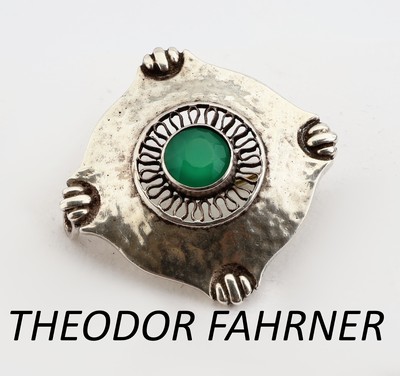Image THEODOR FAHRNER chrysoprase-brooch, Pforzheim 1925-30 , 935 silver, round bevelled ...