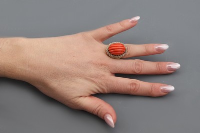 27036968e - 18 kt Gold Korallen-Ring, GG/WG 750/000, außergewöhnliche Gestaltung, geriefte ...