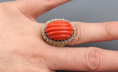 27036968f - 18 kt Gold Korallen-Ring, GG/WG 750/000, außergewöhnliche Gestaltung, geriefte ...