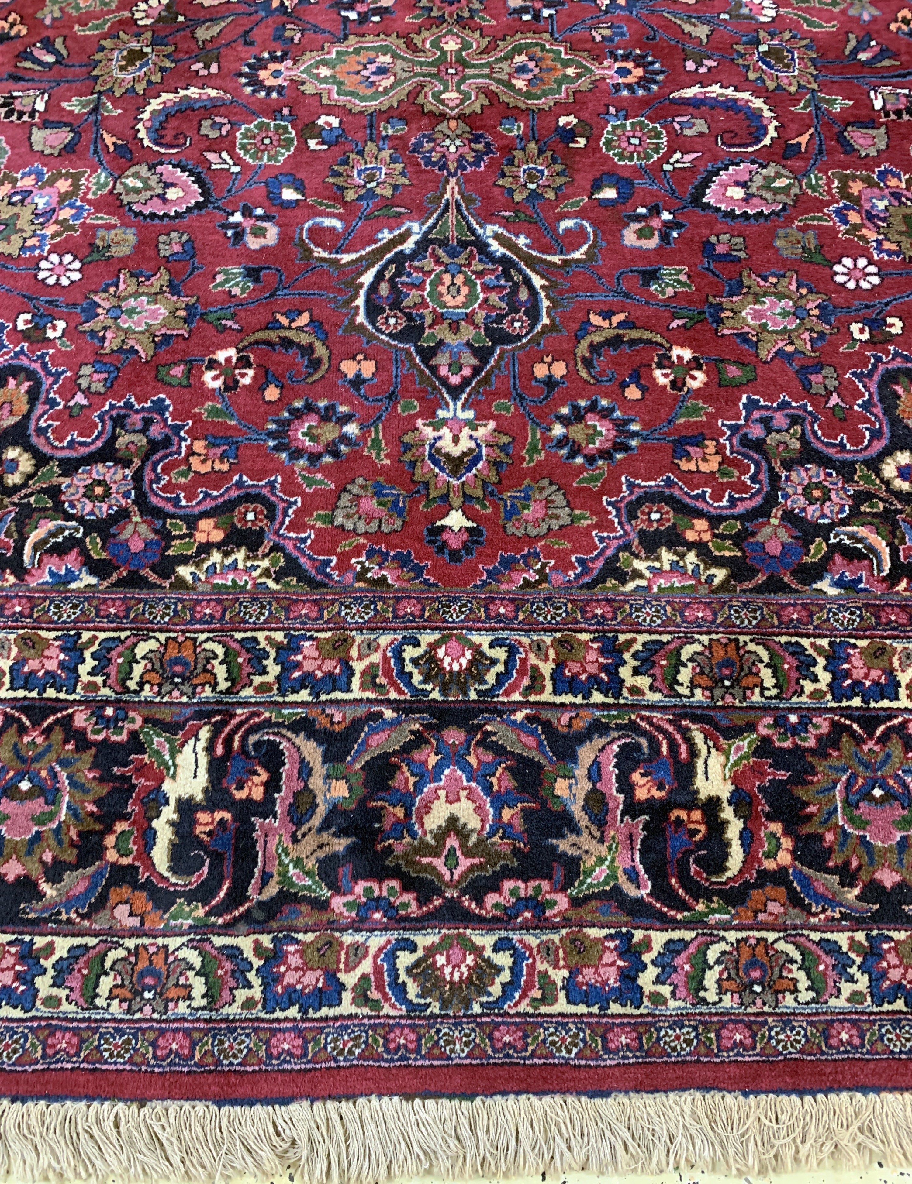 Detail b: Mesched signiert, Persien, Mitte 20.Jhd, Wolle auf Baumwolle, ca. 392 x 311 cm, EHZ: 2-3