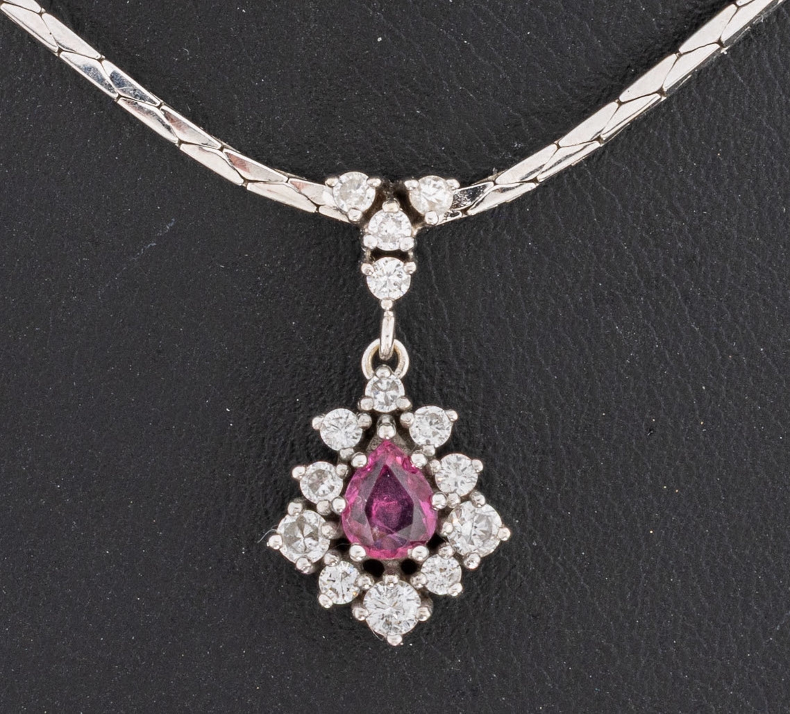 Detail a: 14 kt Gold Rubin-Brillant-Collier, WG 585/000, Abhängung bes. mit einem facett. Rubintropfen ca. 0.75 ct, umgeben von 14 Brillanten zus. ca. 0.54 ...
