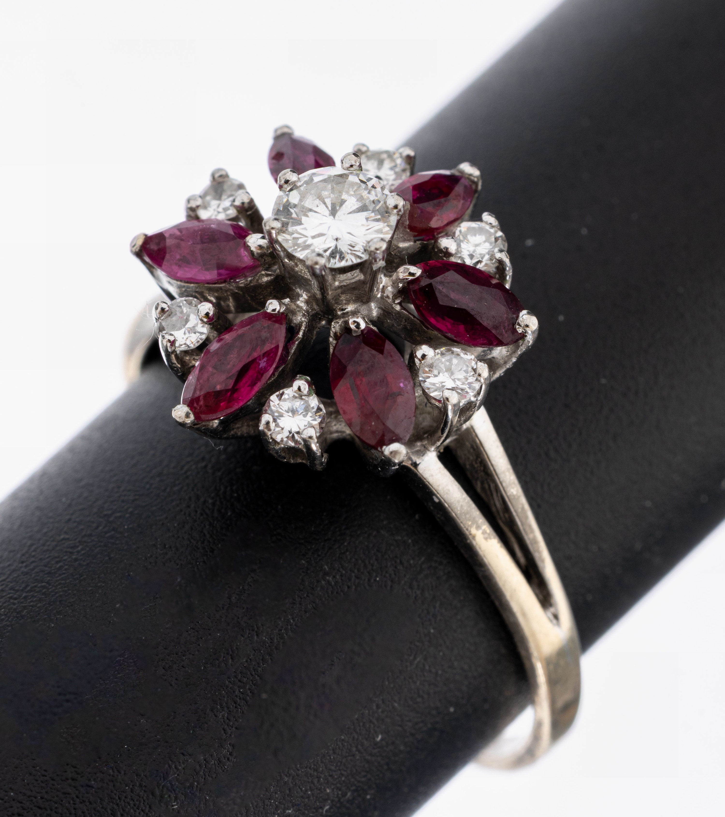 Image 27037026 - 14 kt Gold Rubin-Diamant-Ring, WG 585/000, 6 facett. Rubin-Navettes zus. ca. 0.60 ct, ...