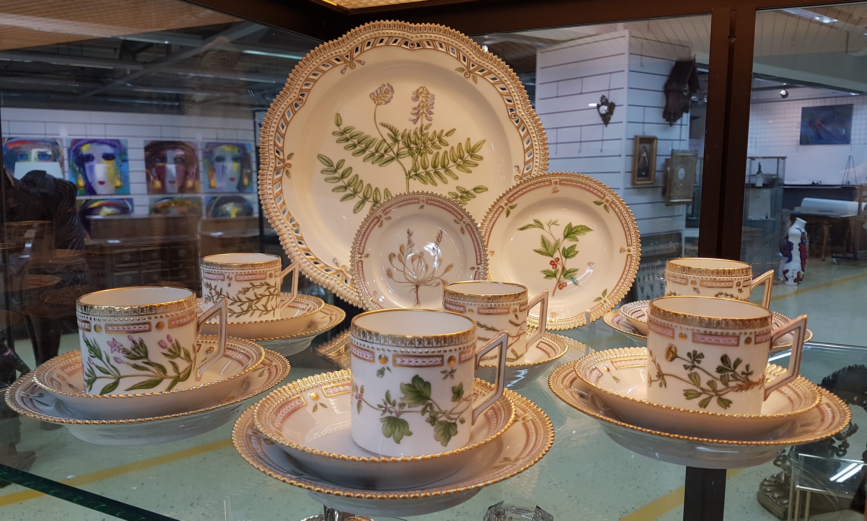 Detail a: 6 Kaffeegedecke, eine Kuchenplatte und ein Tellerchen "Flora danica", Royal Copenhagen, 1969-84, Porzellan, handbemalter Dekor, ...