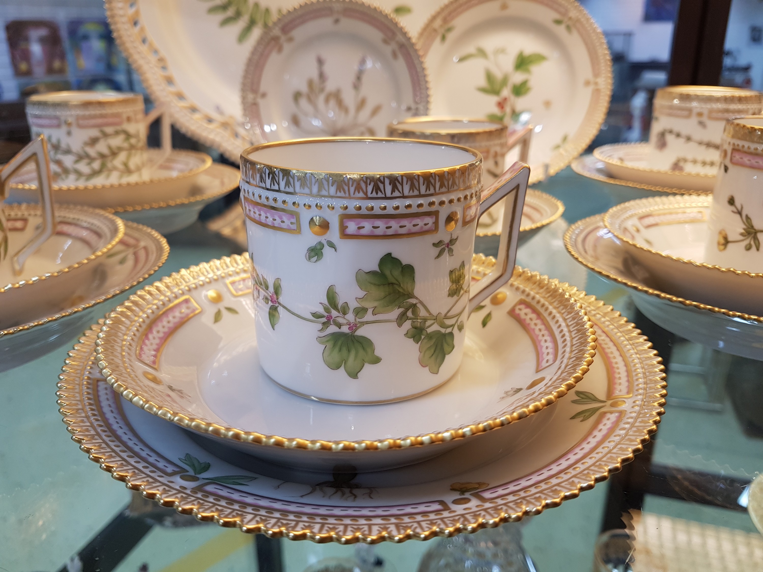 Detail b: 6 Kaffeegedecke, eine Kuchenplatte und ein Tellerchen "Flora danica", Royal Copenhagen, 1969-84, Porzellan, handbemalter Dekor, ...