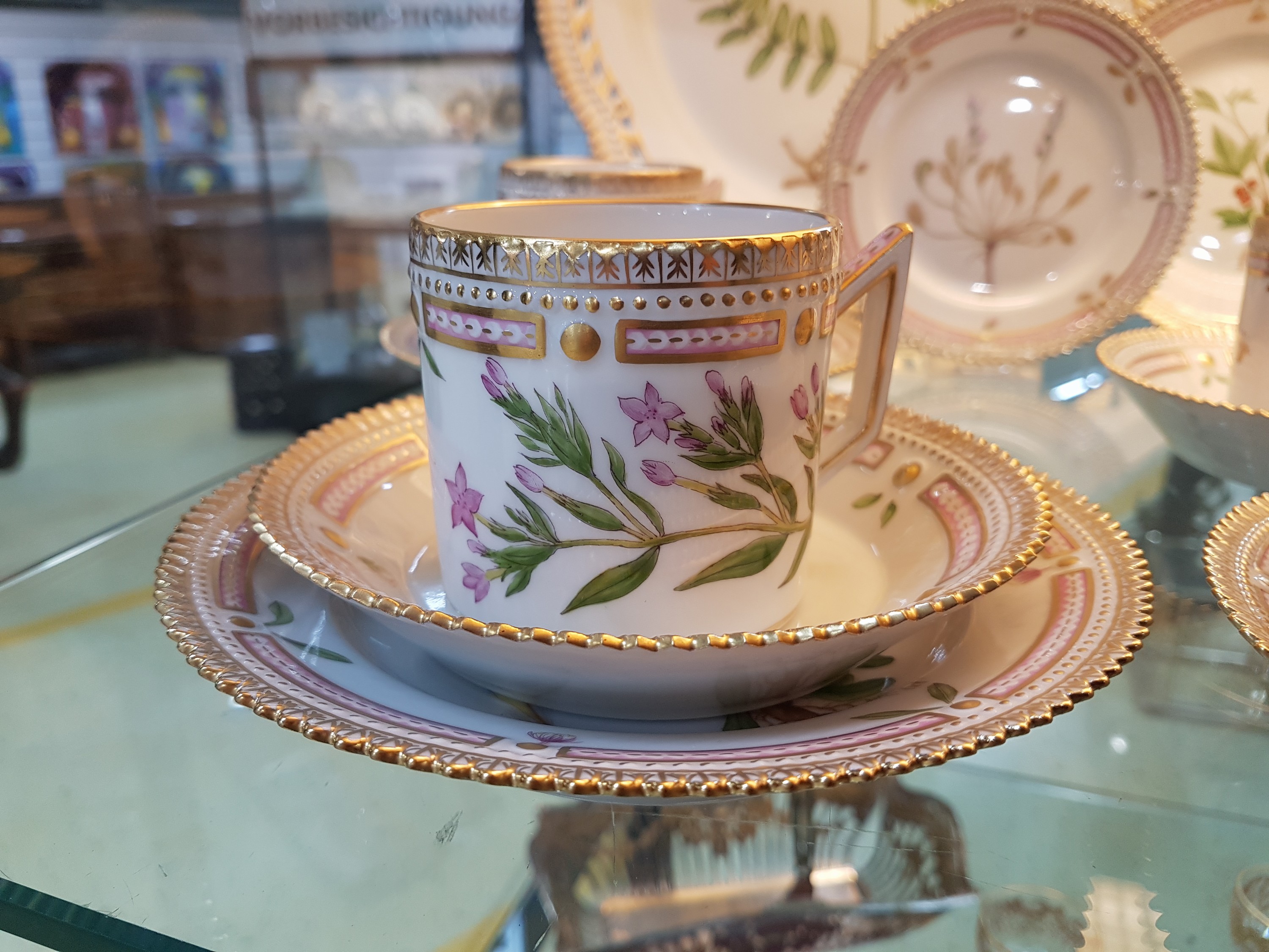 Detail c: 6 Kaffeegedecke, eine Kuchenplatte und ein Tellerchen "Flora danica", Royal Copenhagen, 1969-84, Porzellan, handbemalter Dekor, ...